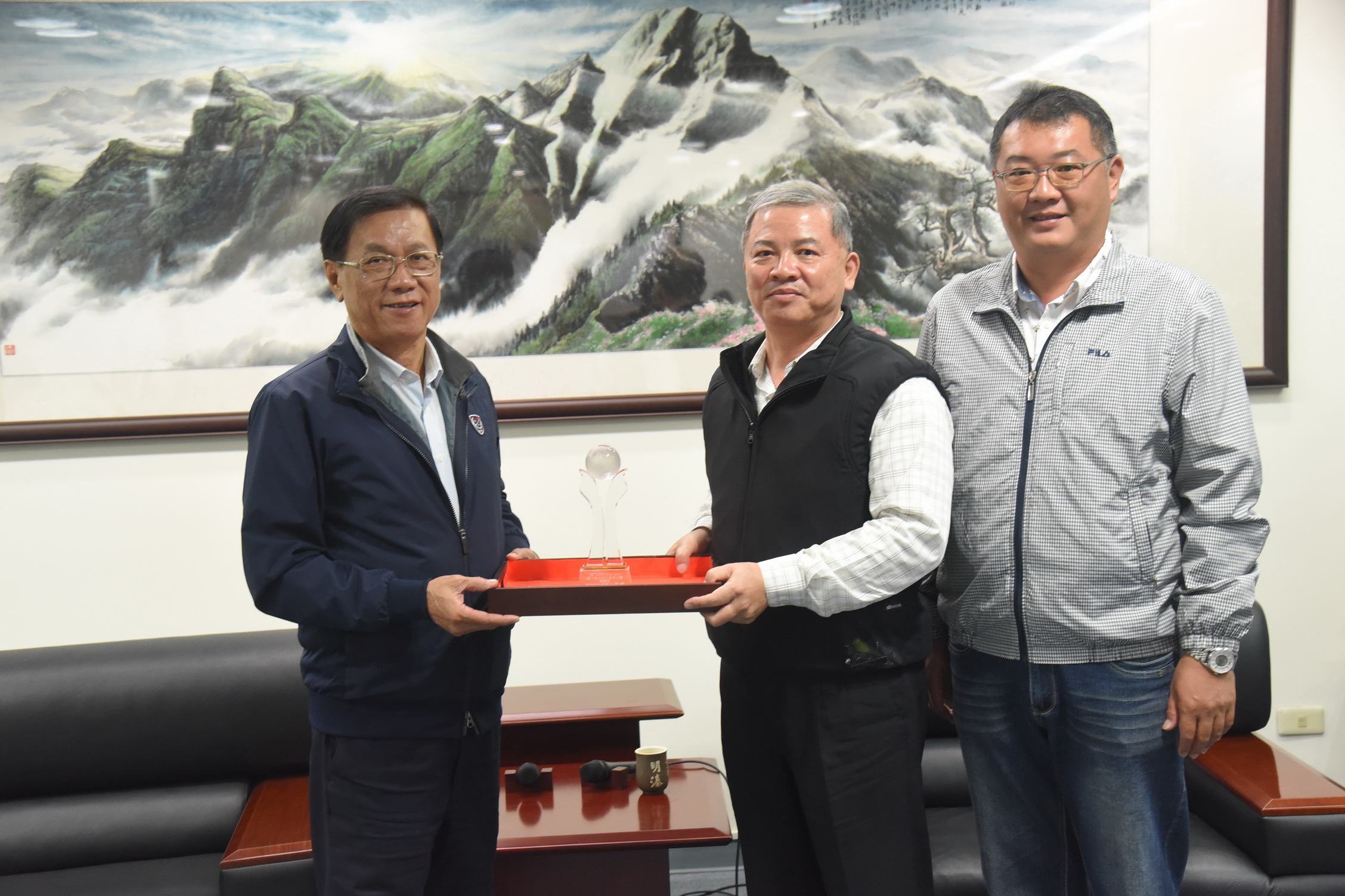 相關圖片2-林縣長表揚國中小學生英語單字比賽獲獎學生及學校