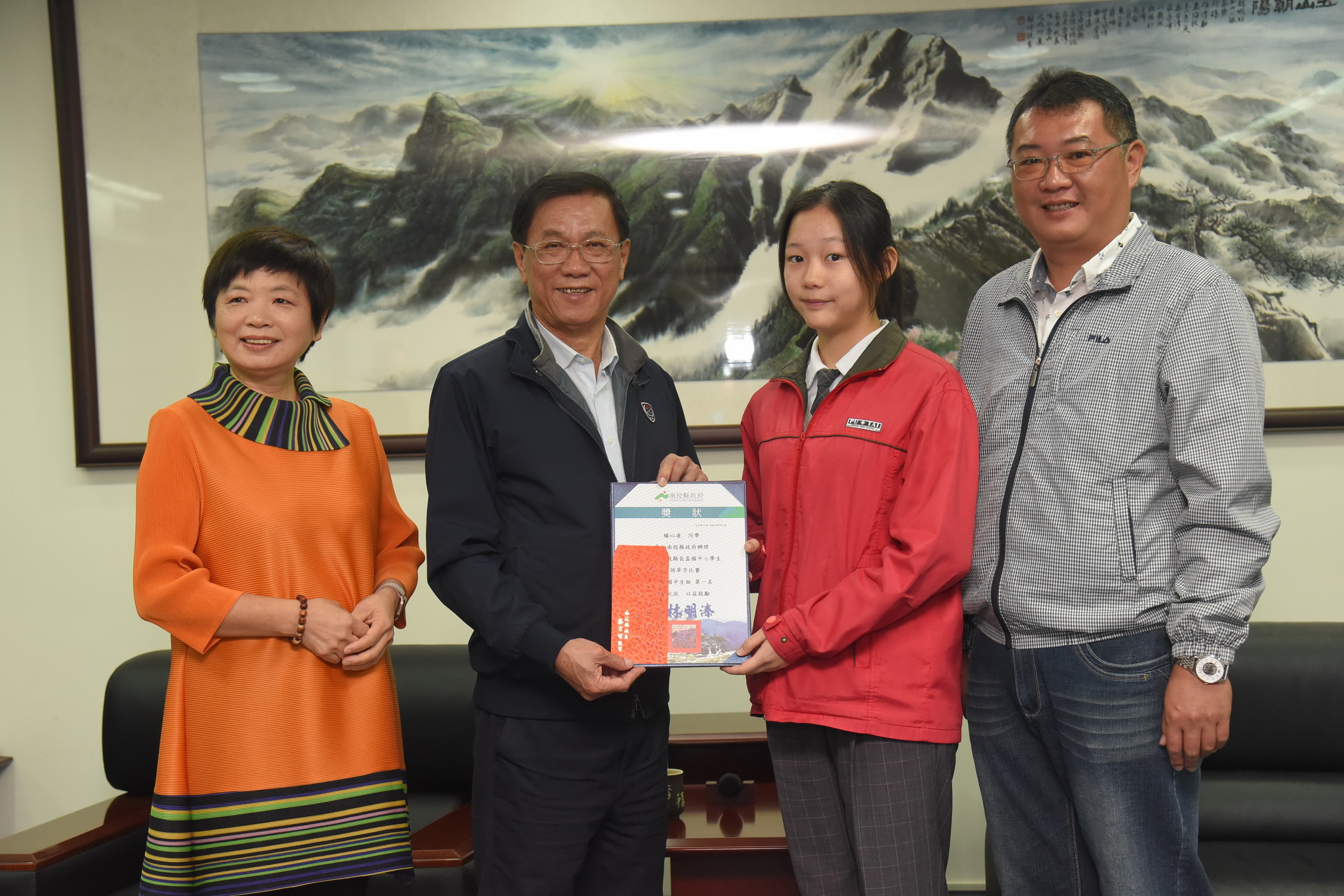相關圖片4-林縣長表揚國中小學生英語單字比賽獲獎學生及學校