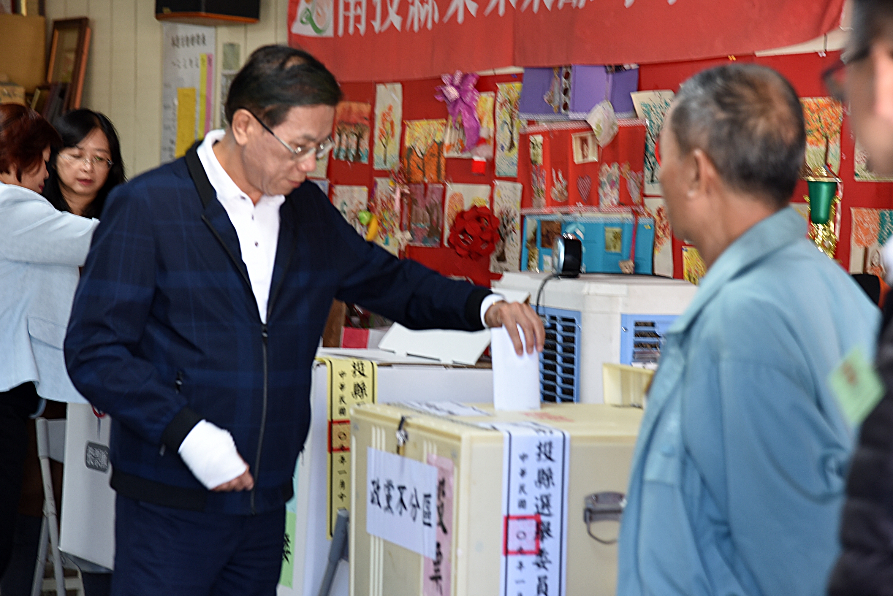 相關圖片1-總統及立委選舉 林縣長伉儷投下神聖的一票