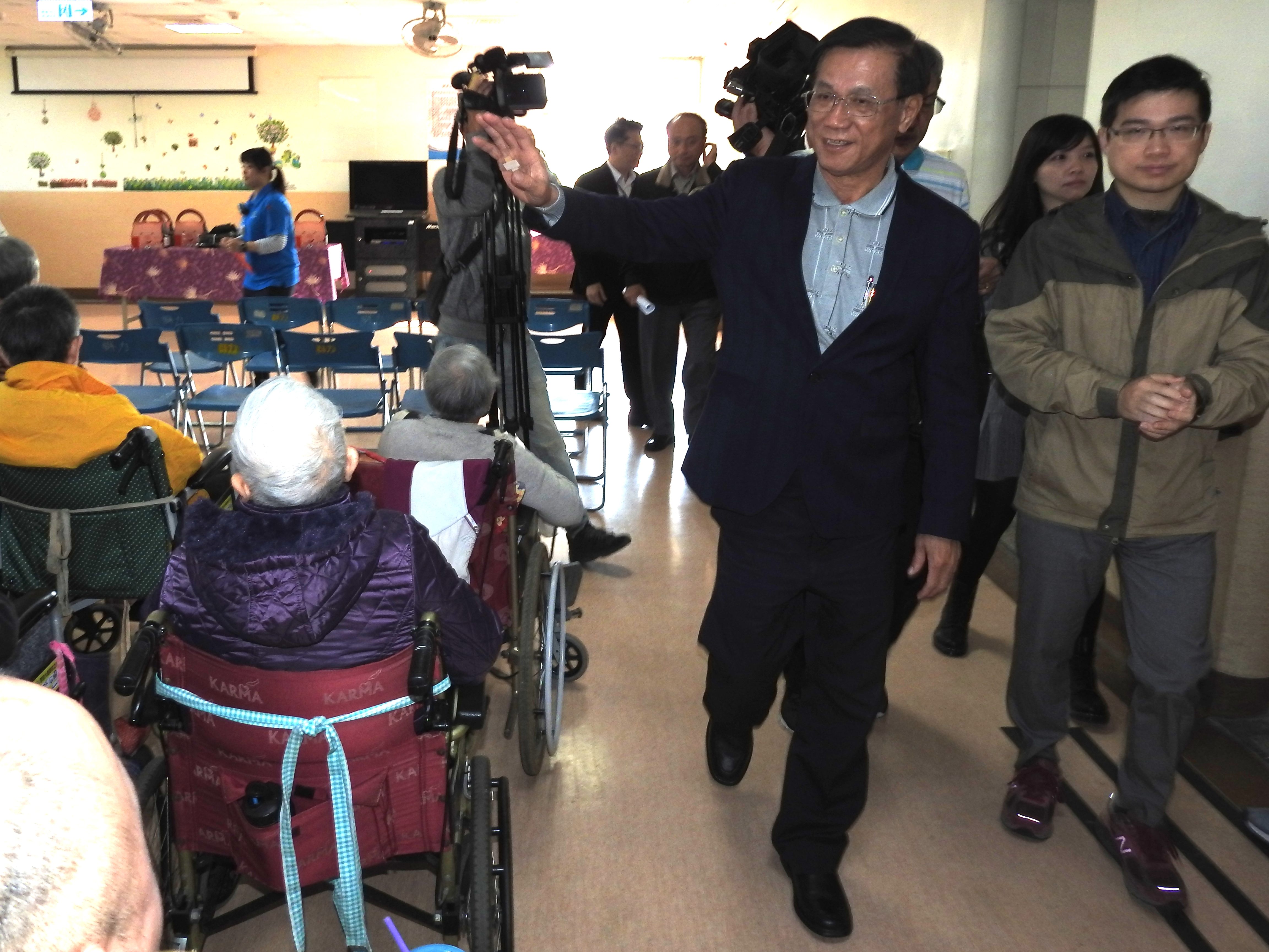 相關圖片4-春節前夕林縣長慰問弱勢安養住民