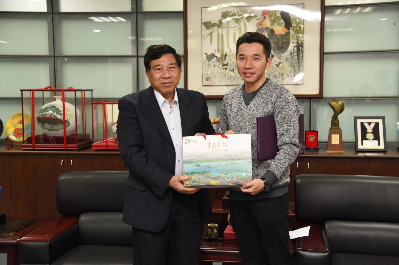 News images-Deputy Magistrate Chen received and honored Chan Min-chao, the winner of an international exhibition of invention