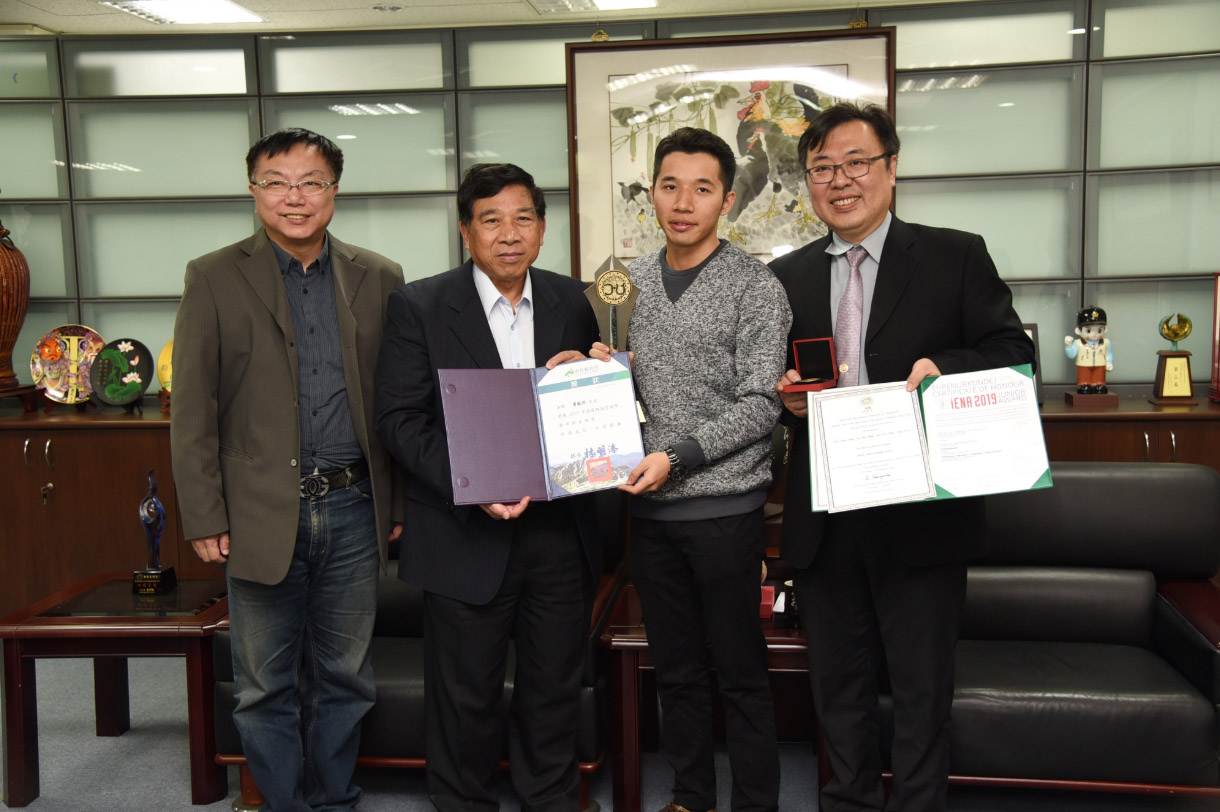 other image1-Deputy Magistrate Chen received and honored Chan Min-chao, the winner of an international exhibition of invention