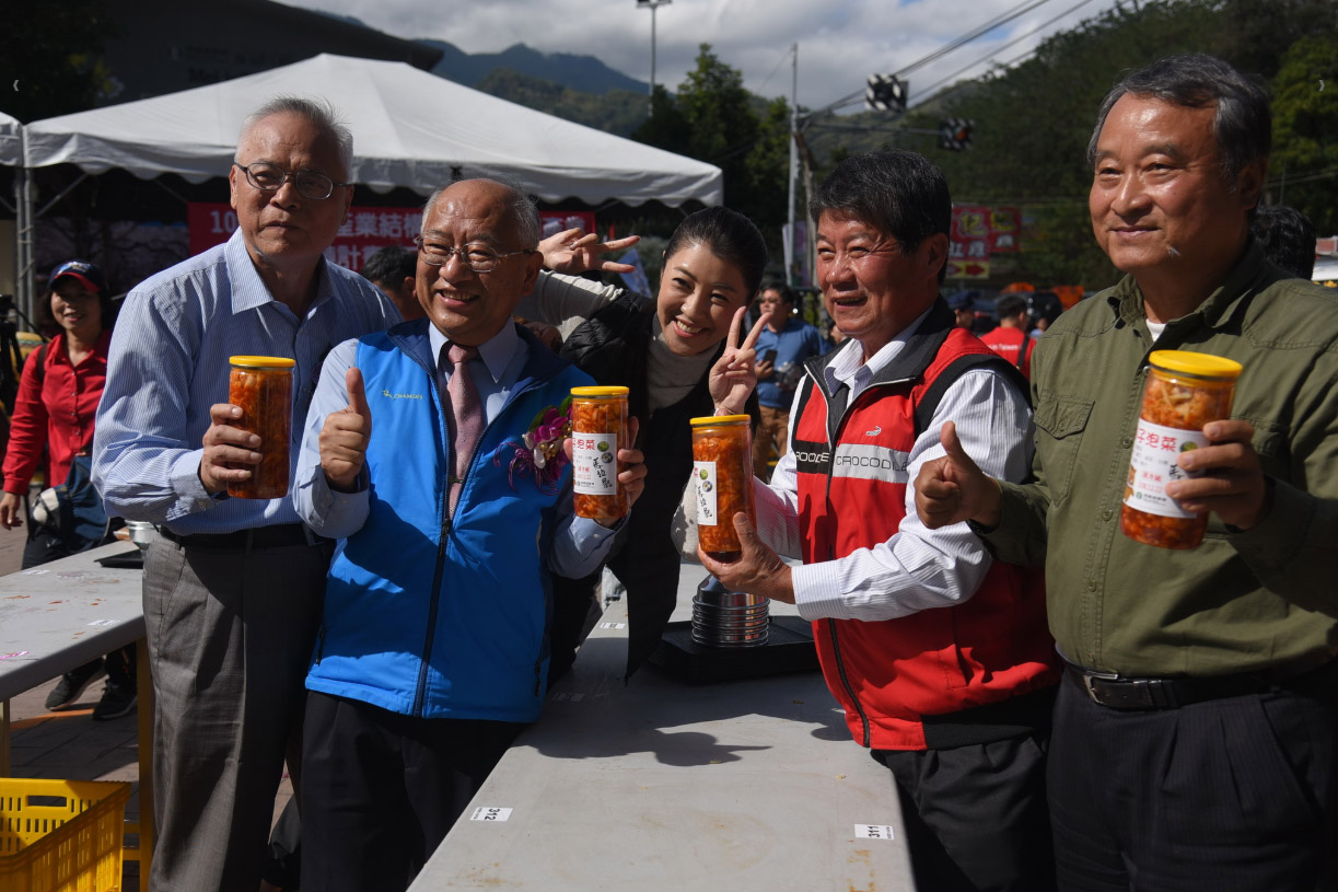 other image2-In Search of Plum Blossom in Xinyi Commenced. 300 people gathering to make pickles was awesome