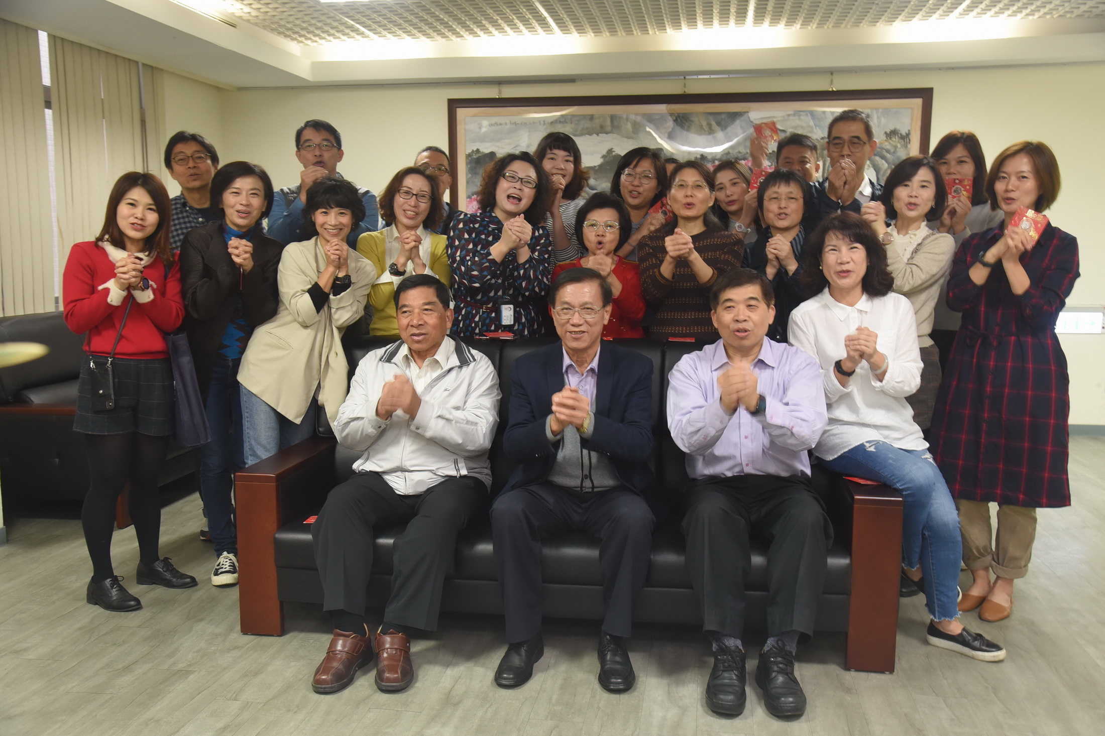 圖片-林縣長發福袋賀歲 期許鼠年縣政順利縣民幸福安康