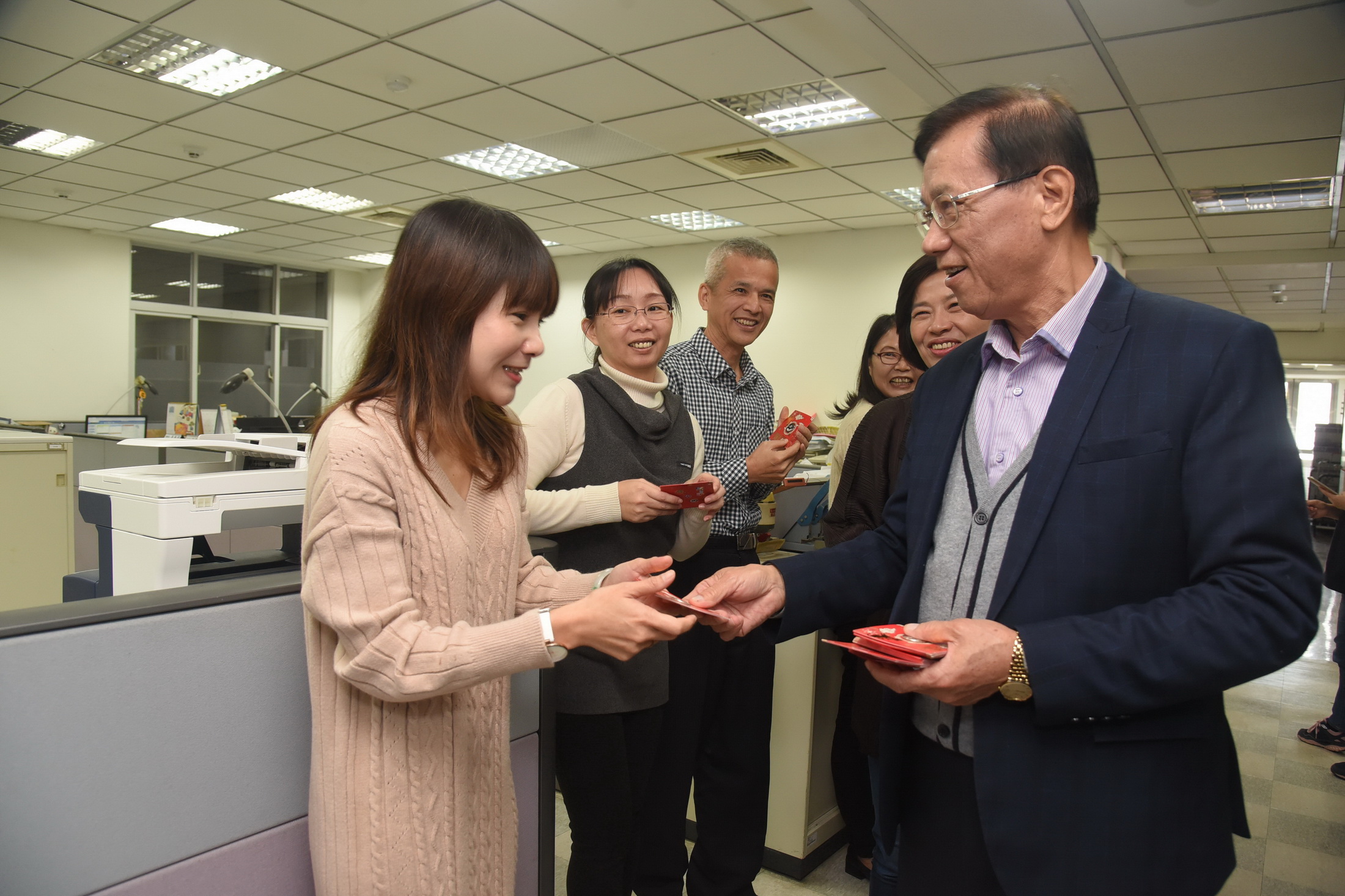 相關圖片1-林縣長發福袋賀歲 期許鼠年縣政順利縣民幸福安康