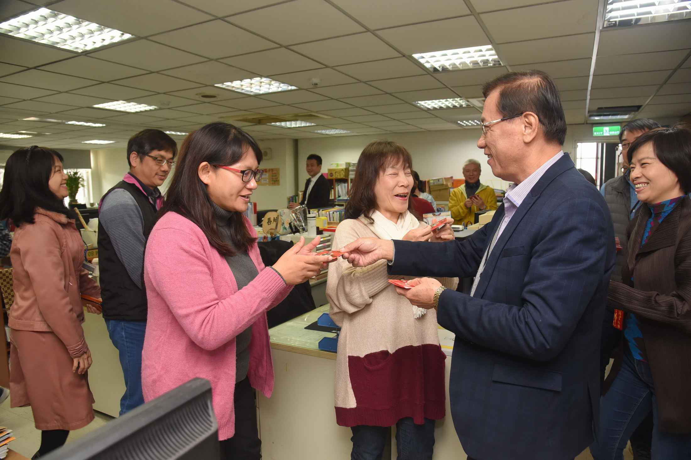 相關圖片2-林縣長發福袋賀歲 期許鼠年縣政順利縣民幸福安康