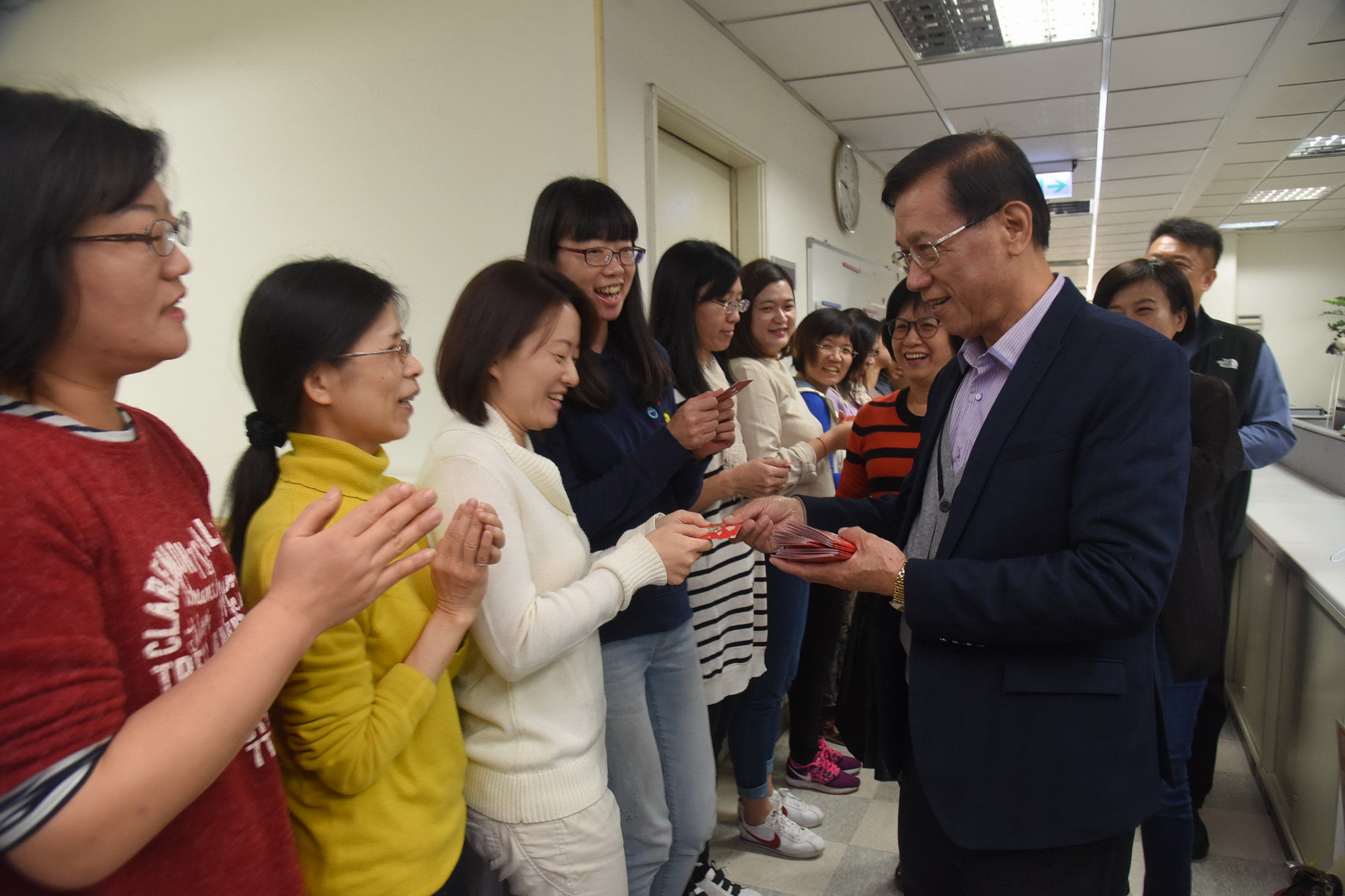 相關圖片3-林縣長發福袋賀歲 期許鼠年縣政順利縣民幸福安康