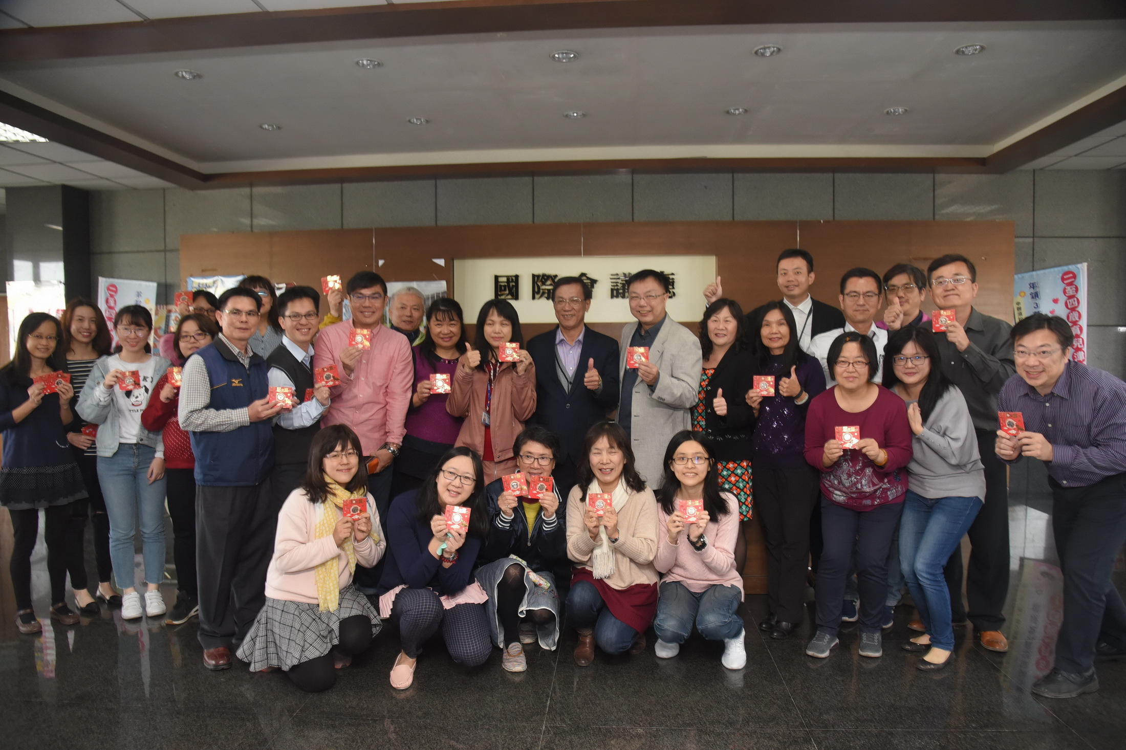 相關圖片4-林縣長發福袋賀歲 期許鼠年縣政順利縣民幸福安康