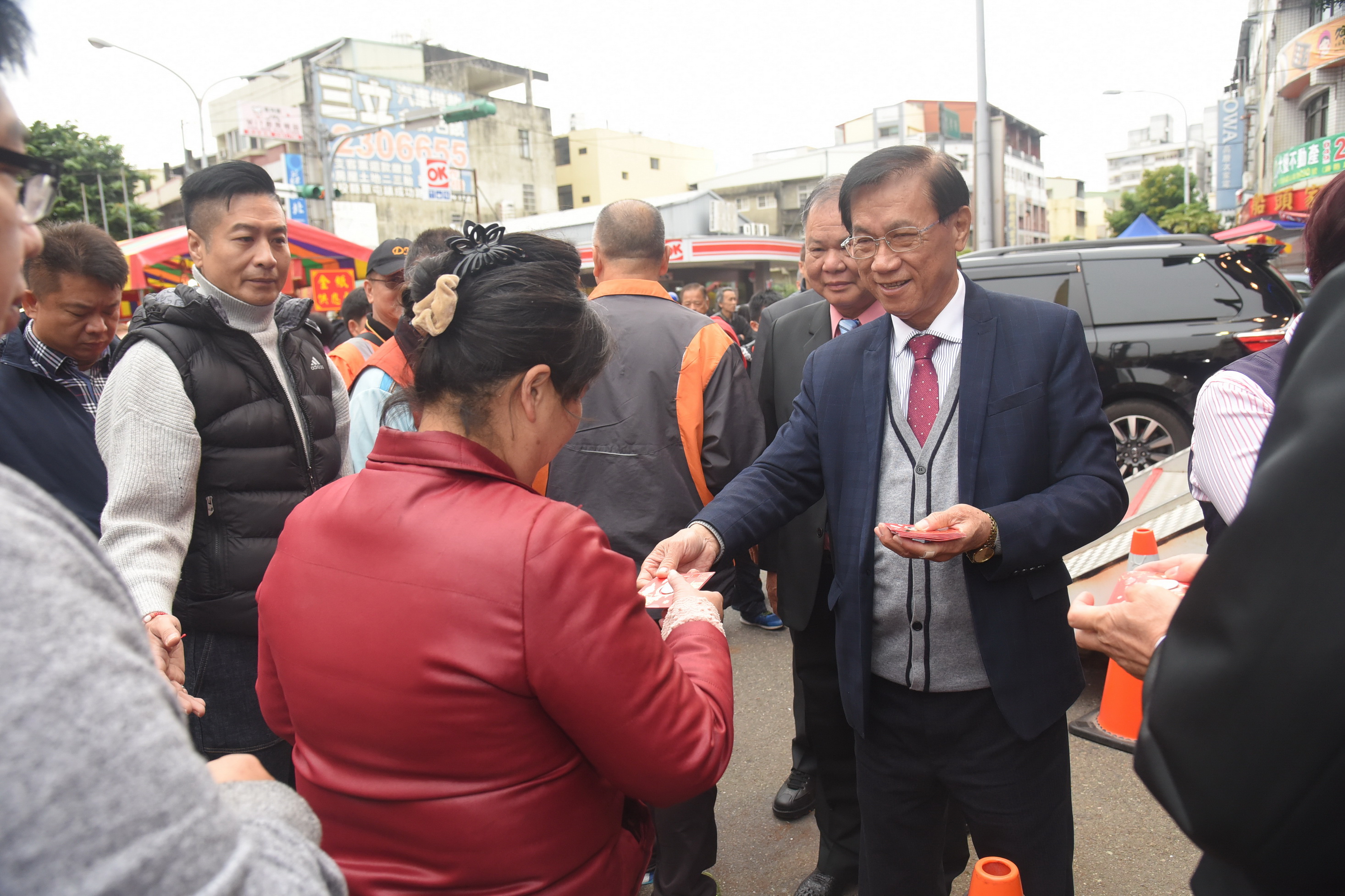 圖片-草屯敦和宮迎神祈福 林縣長發紅包