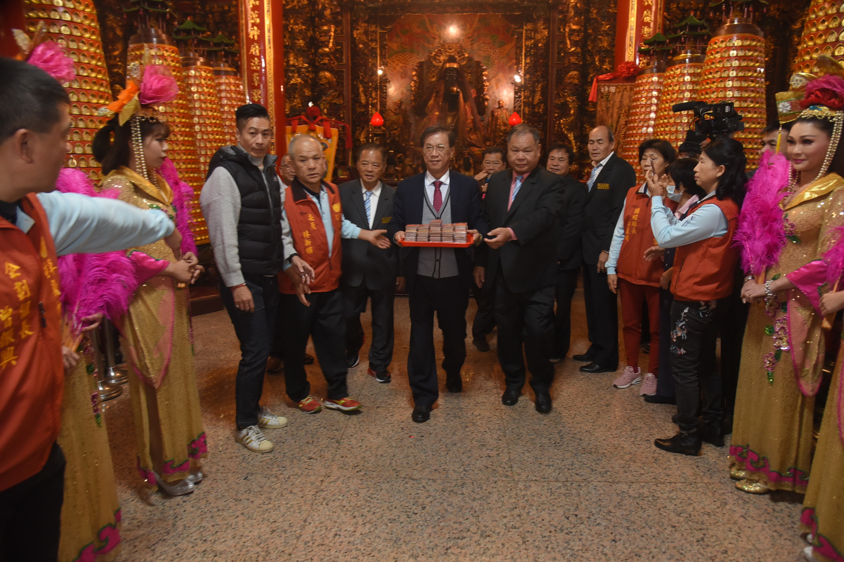 相關圖片2-草屯敦和宮迎神祈福 林縣長發紅包