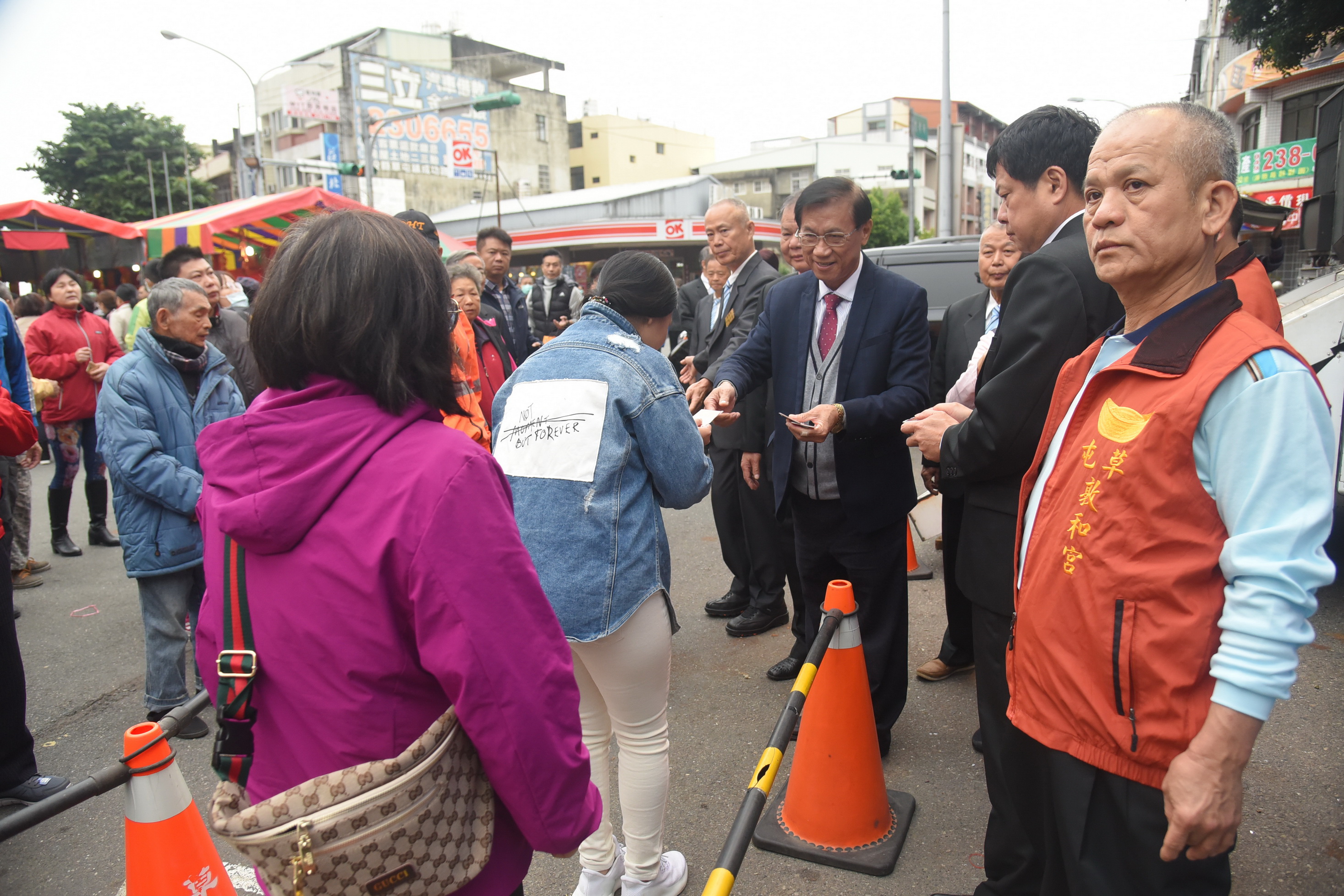 相關圖片3-草屯敦和宮迎神祈福 林縣長發紅包