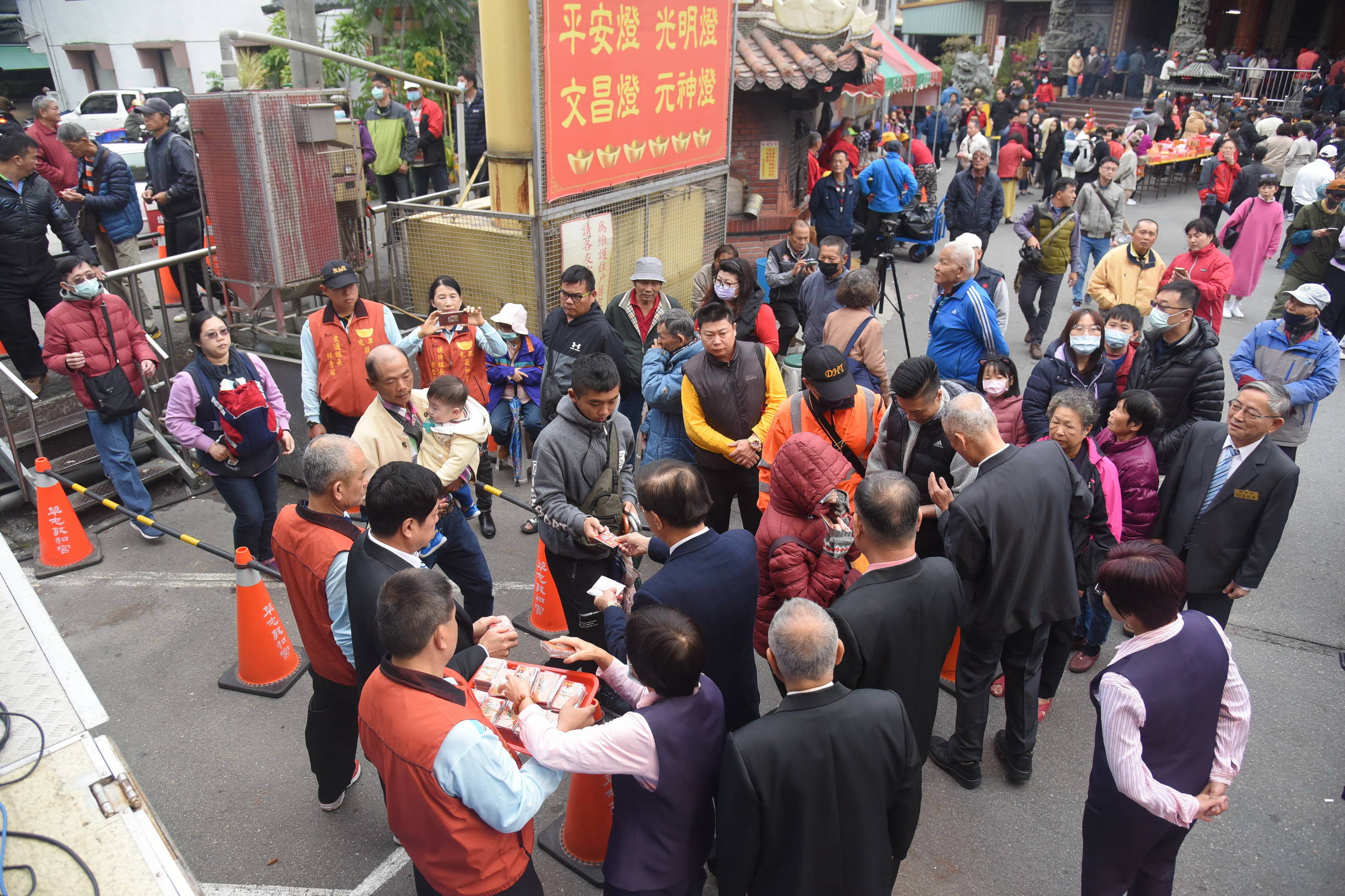 相關圖片4-草屯敦和宮迎神祈福 林縣長發紅包
