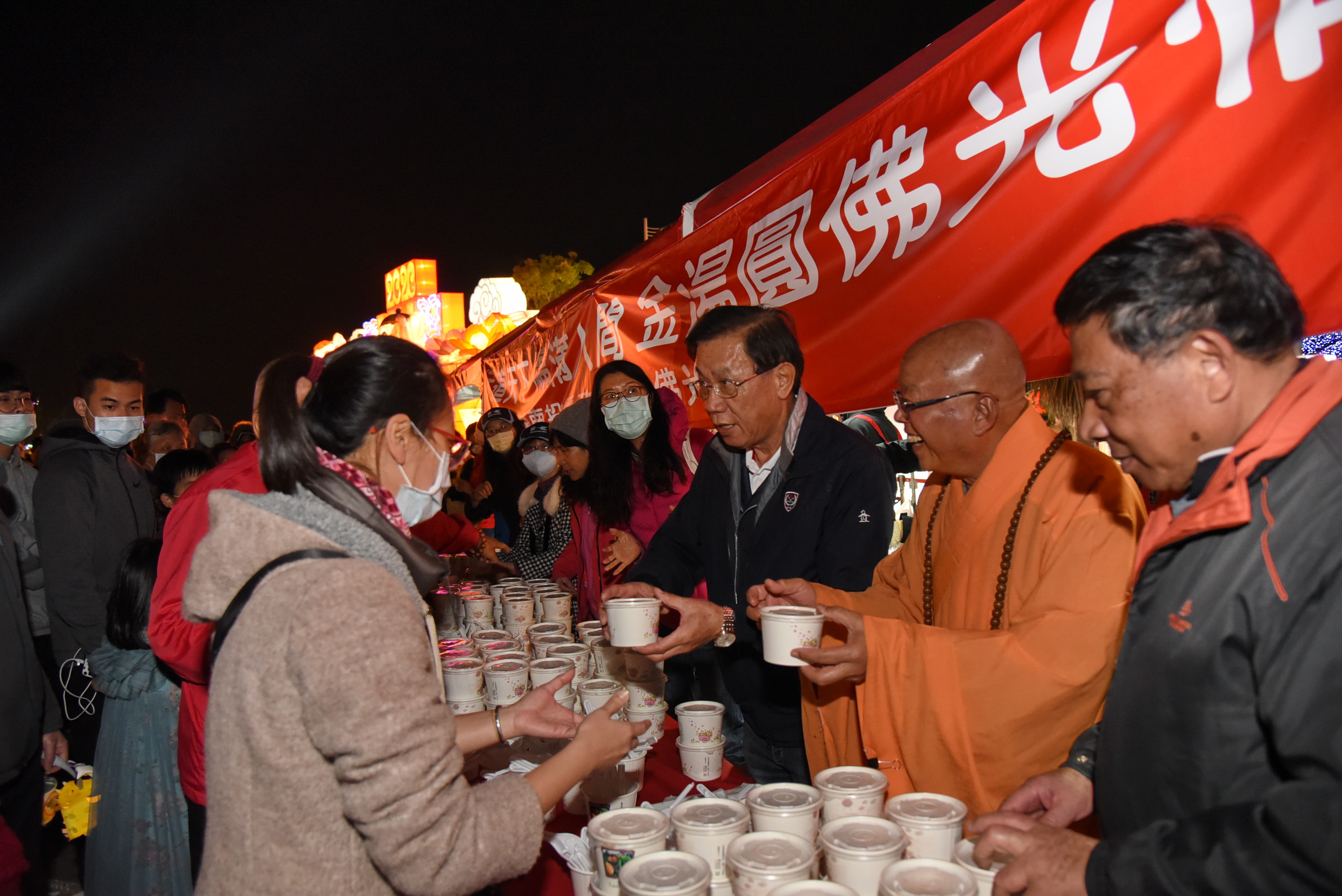 圖片-元宵節南投燈會   吃平安湯圓、看煙火