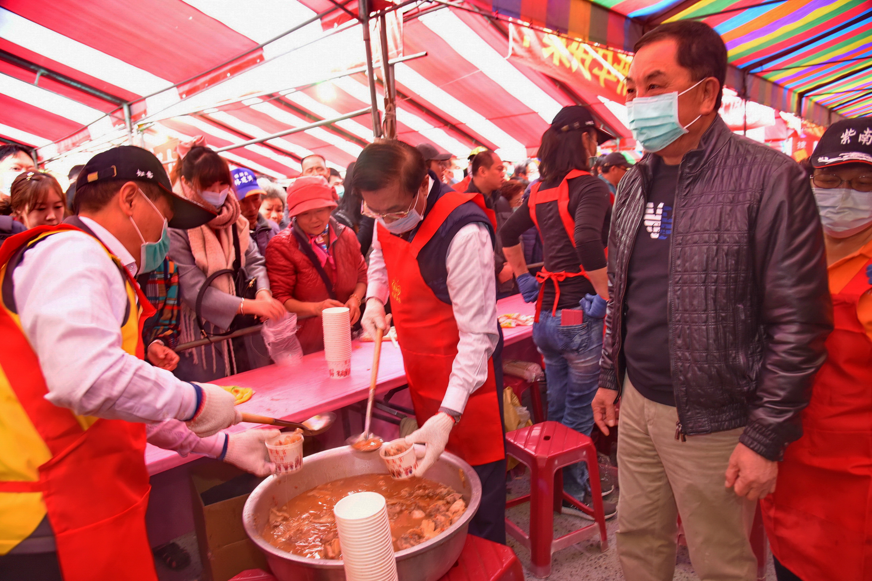 相關圖片1-紫南宮丁酒飄香 10萬人呷平安盛況依舊