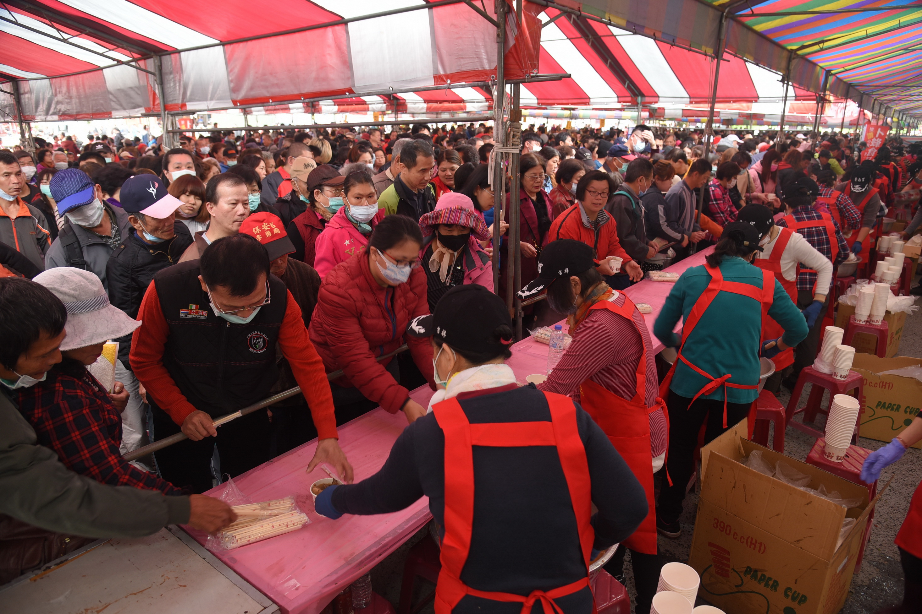 相關圖片2-紫南宮丁酒飄香 10萬人呷平安盛況依舊