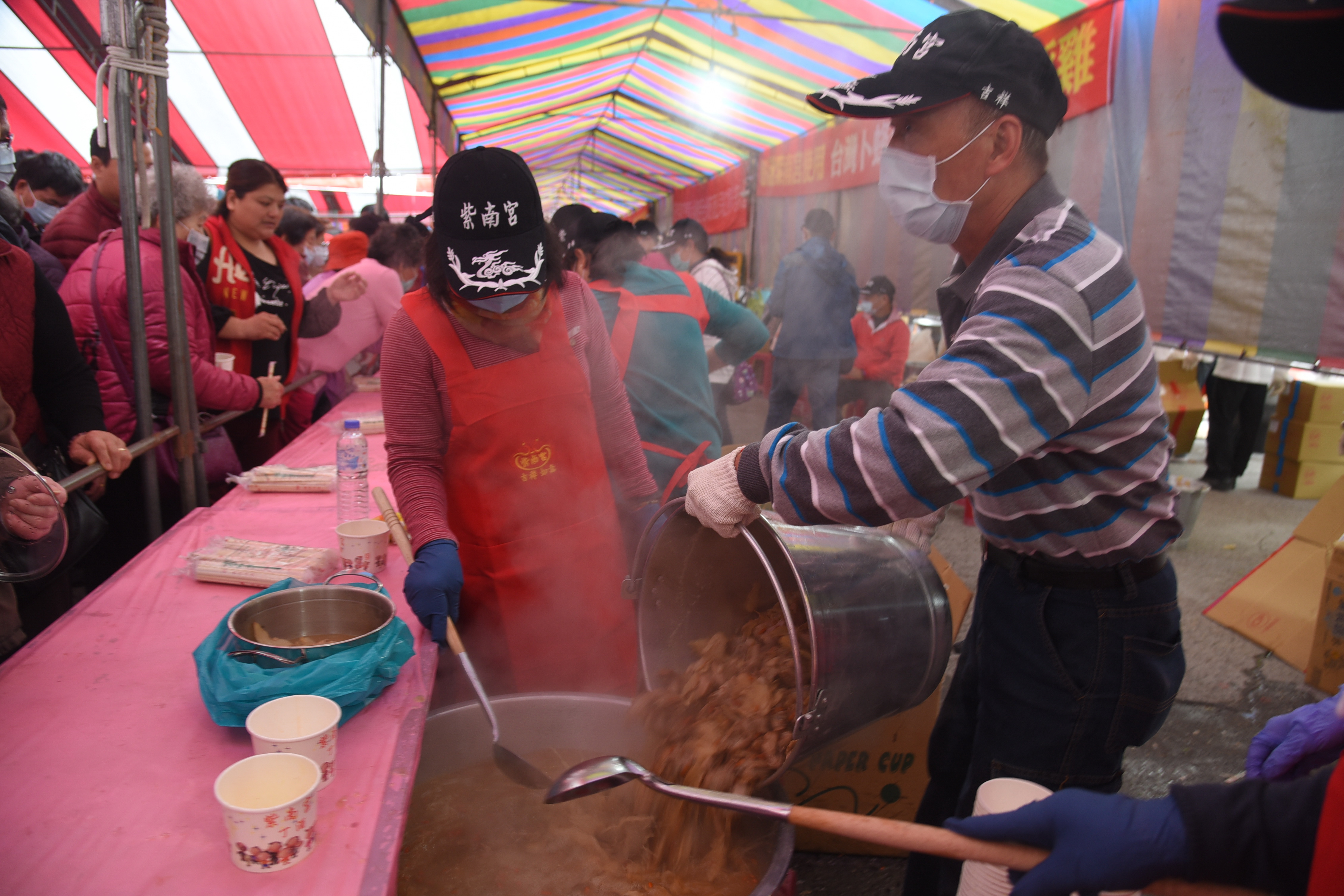 相關圖片4-紫南宮丁酒飄香 10萬人呷平安盛況依舊