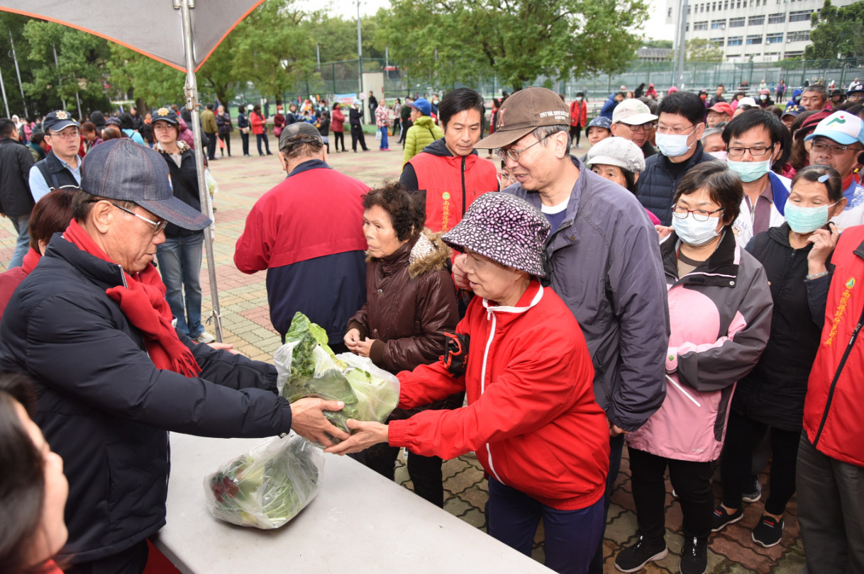 other image2-The New Year's Day Flag-Raising Ceremony in Nantou Free Cabbage and Oranges are given to the Public (January 1)