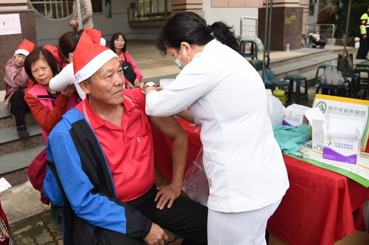other image3-The New Year's Day Flag-Raising Ceremony in Nantou Free Cabbage and Oranges are given to the Public (January 1)