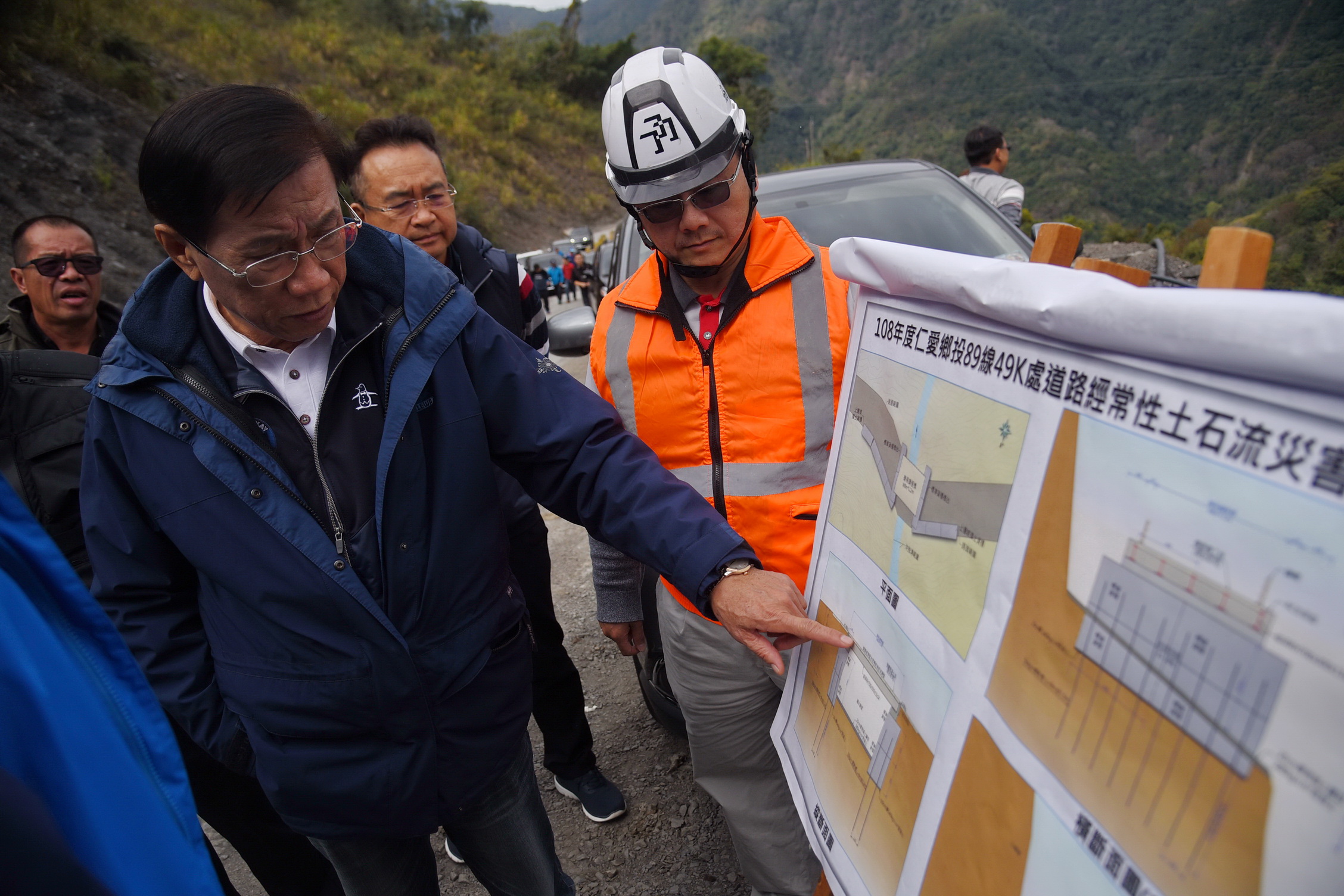 圖片-貨櫃工法改善投89線49K土石流 林縣長實地討論施工方案