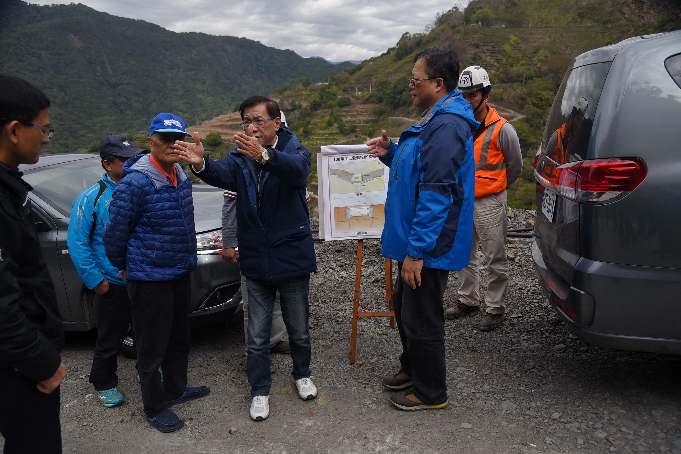 相關圖片1-貨櫃工法改善投89線49K土石流 林縣長實地討論施工方案