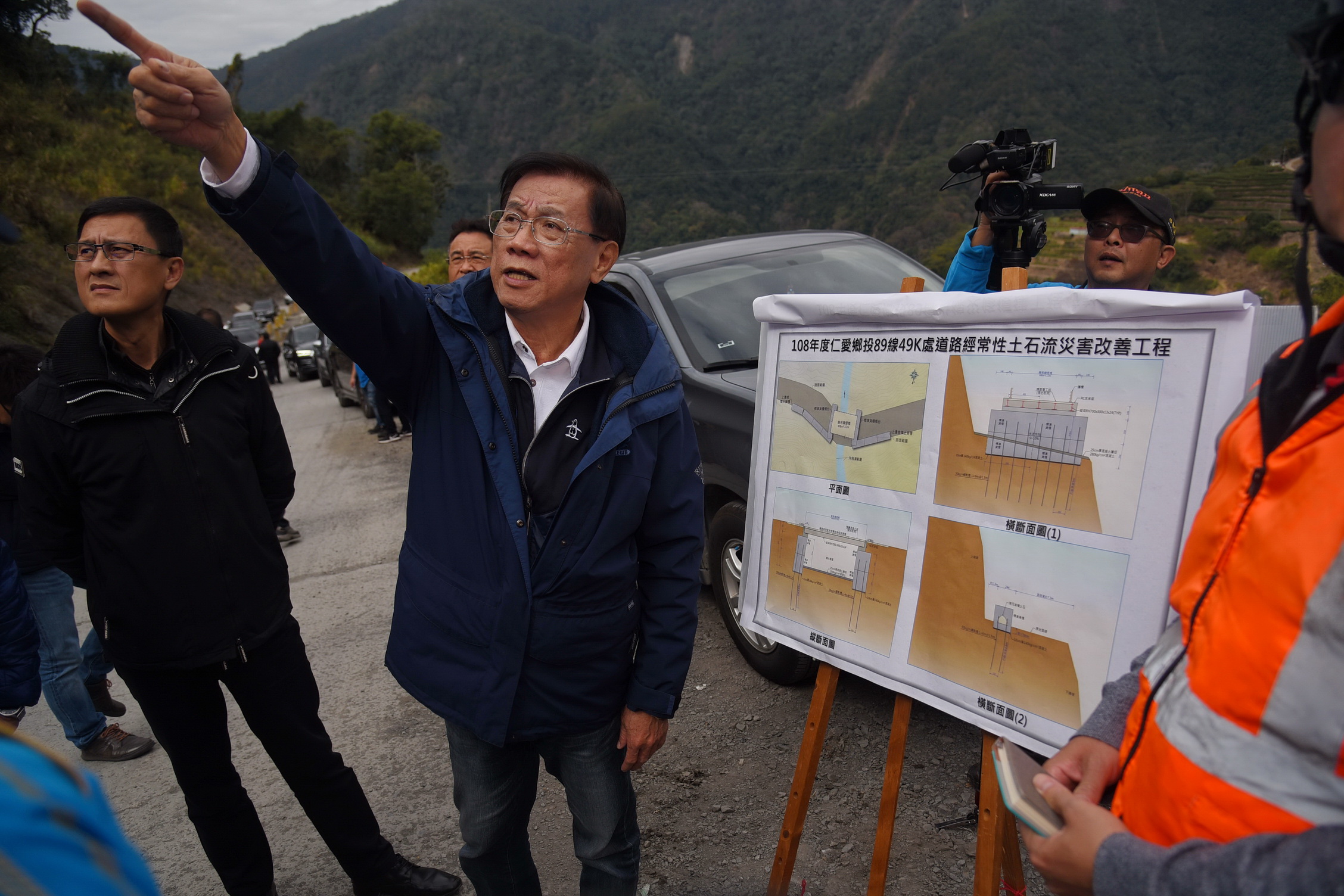 相關圖片3-貨櫃工法改善投89線49K土石流 林縣長實地討論施工方案