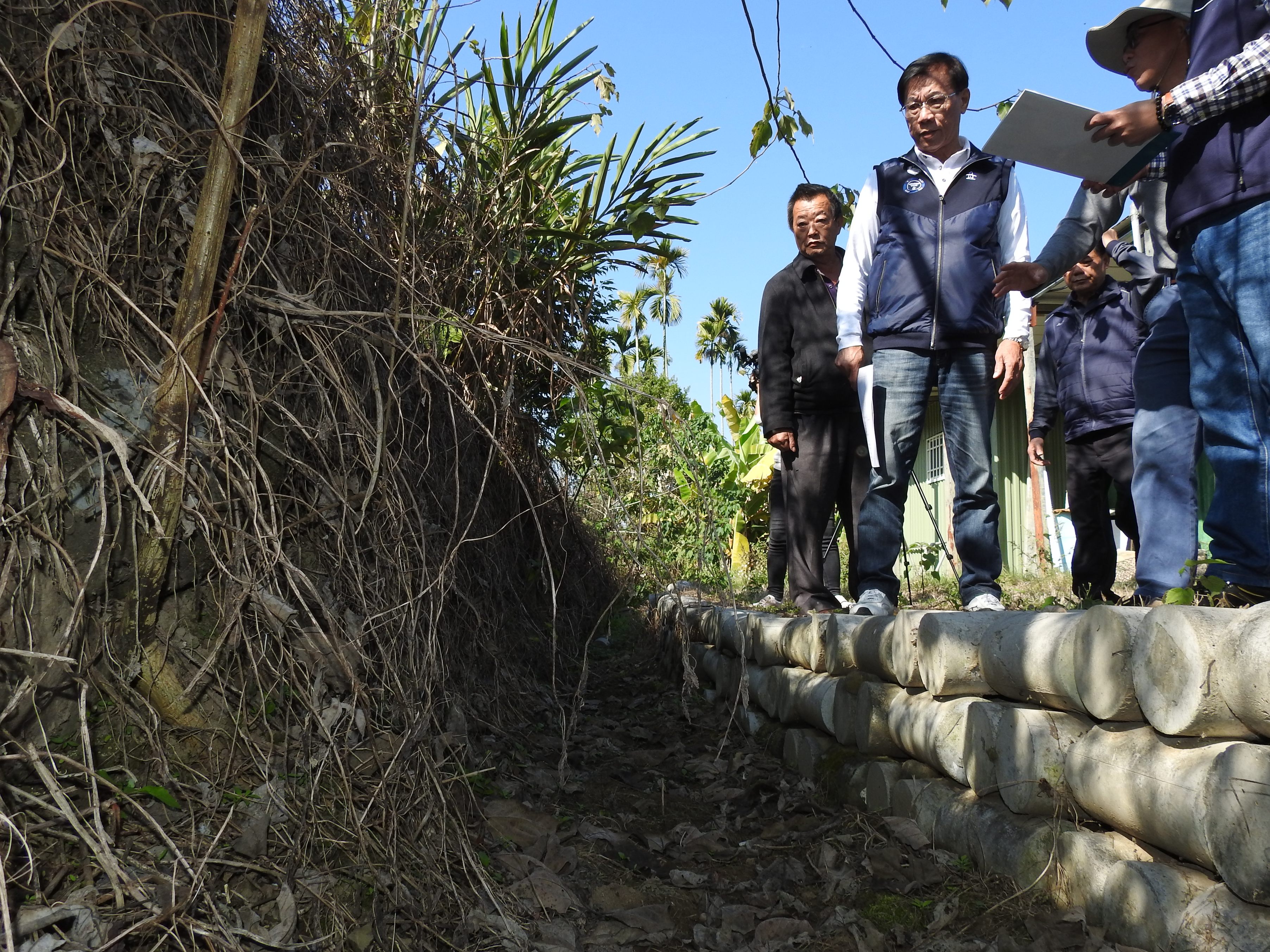 相關圖片1-林縣長會勘改善中寮、名間多條道路、排水溝