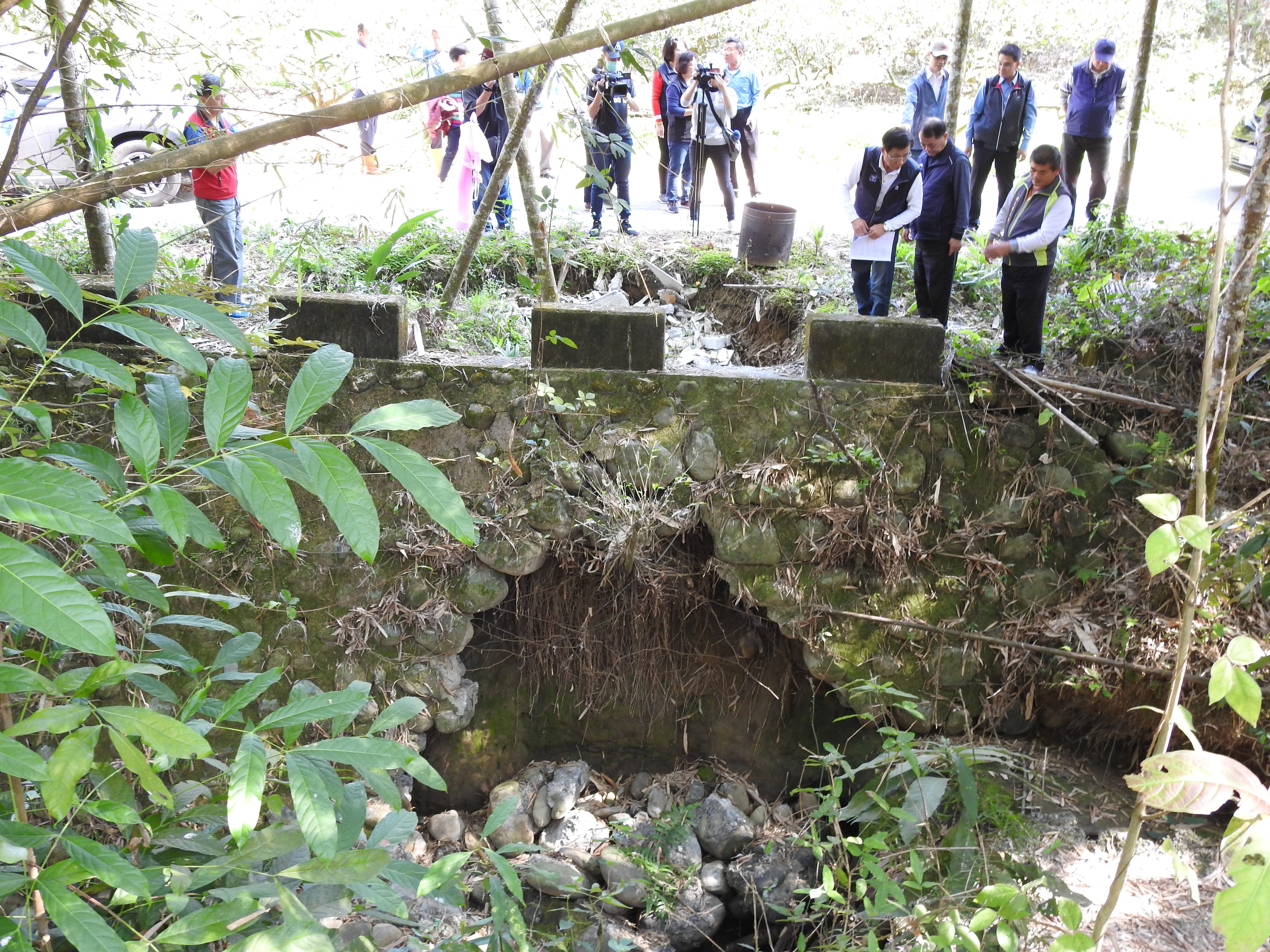 相關圖片2-林縣長會勘改善中寮、名間多條道路、排水溝