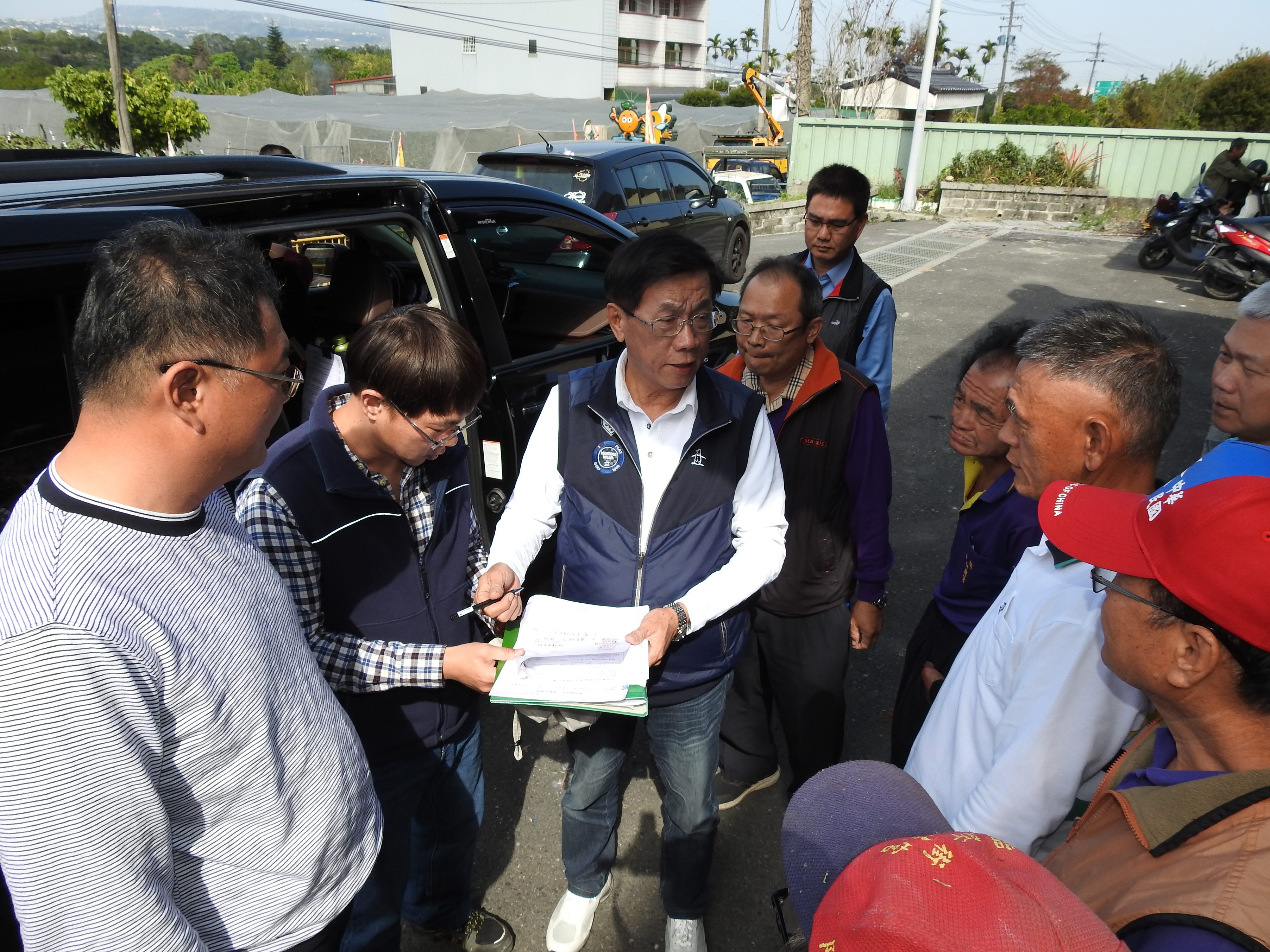 相關圖片3-林縣長會勘改善中寮、名間多條道路、排水溝