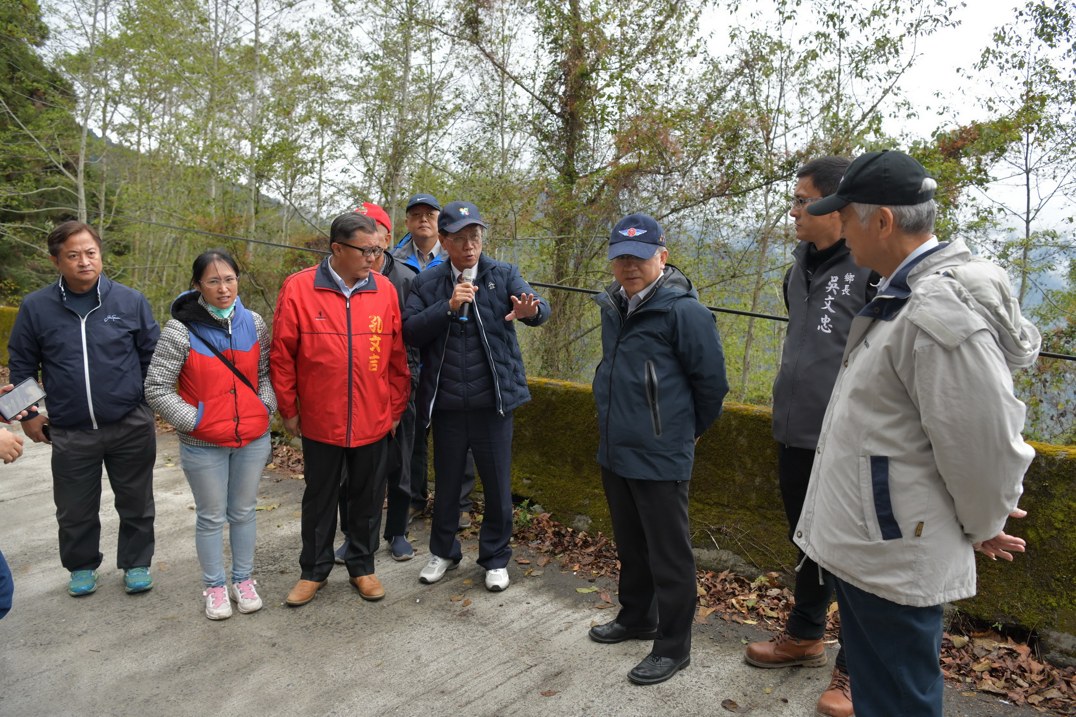 相關圖片3-投89線46K將設明隧道　公路總局長親自現勘