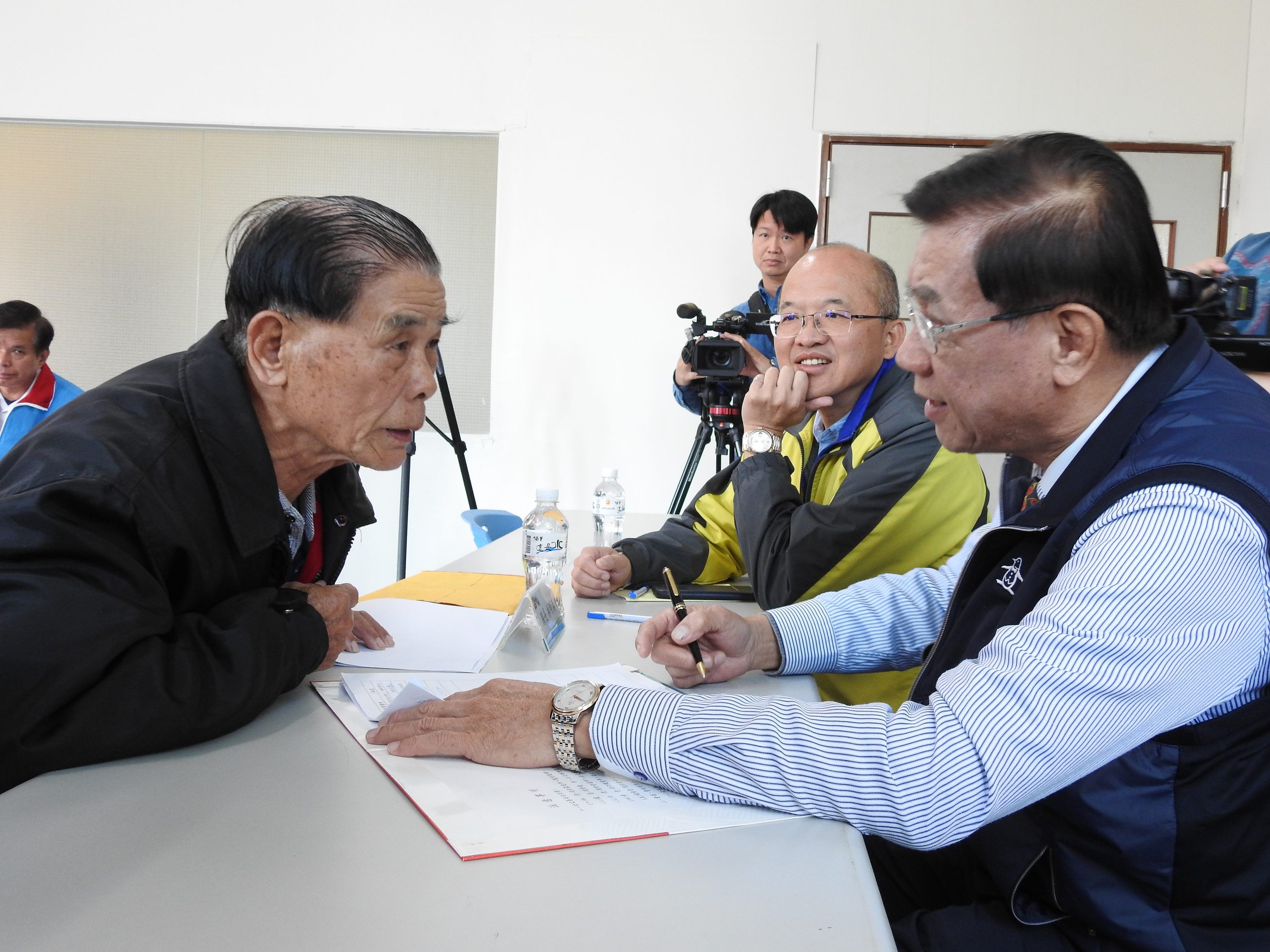 圖片-水里鄉縣民時間 縣長服務一人「嘛歡喜」