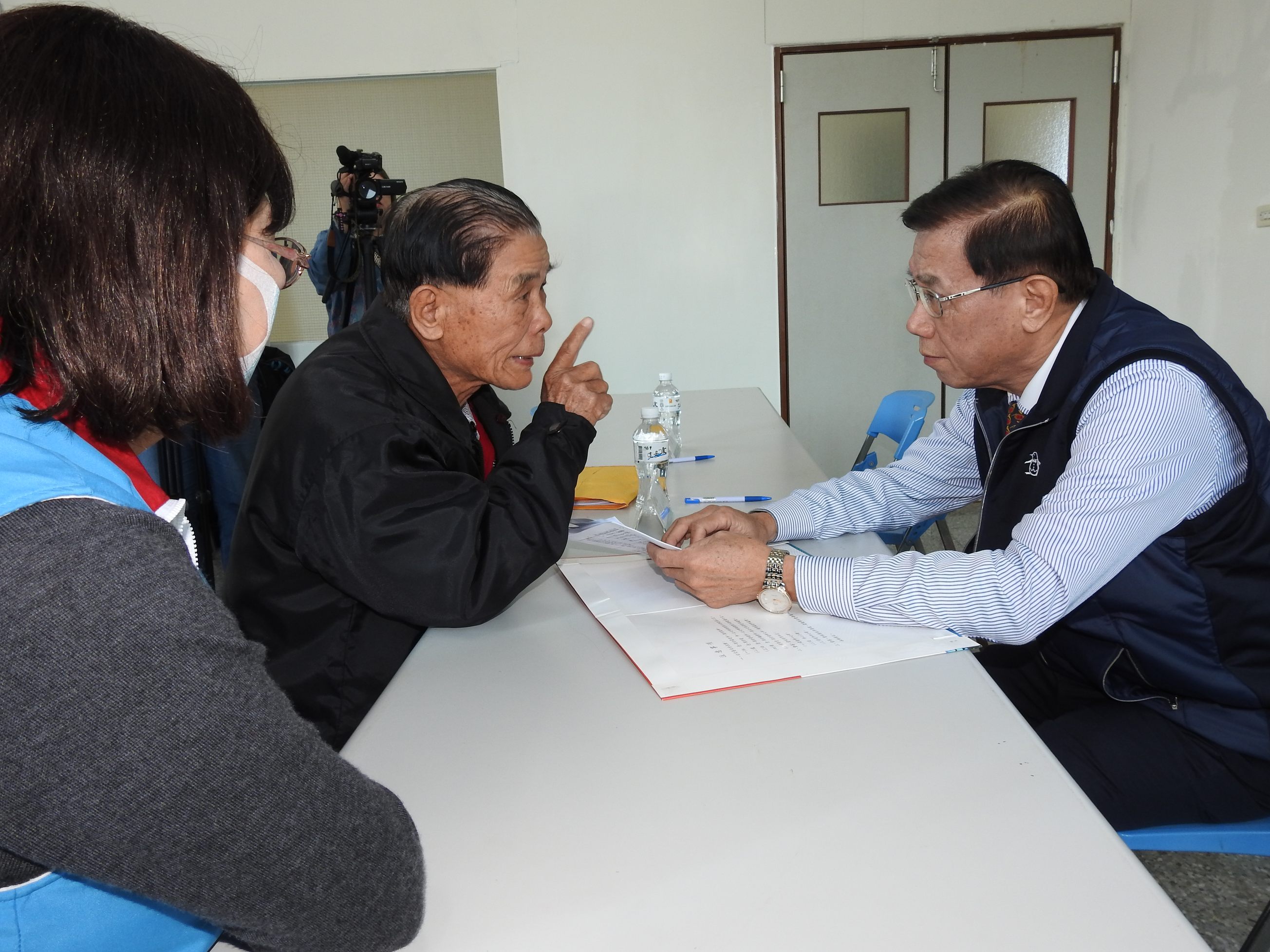 相關圖片1-水里鄉縣民時間 縣長服務一人「嘛歡喜」