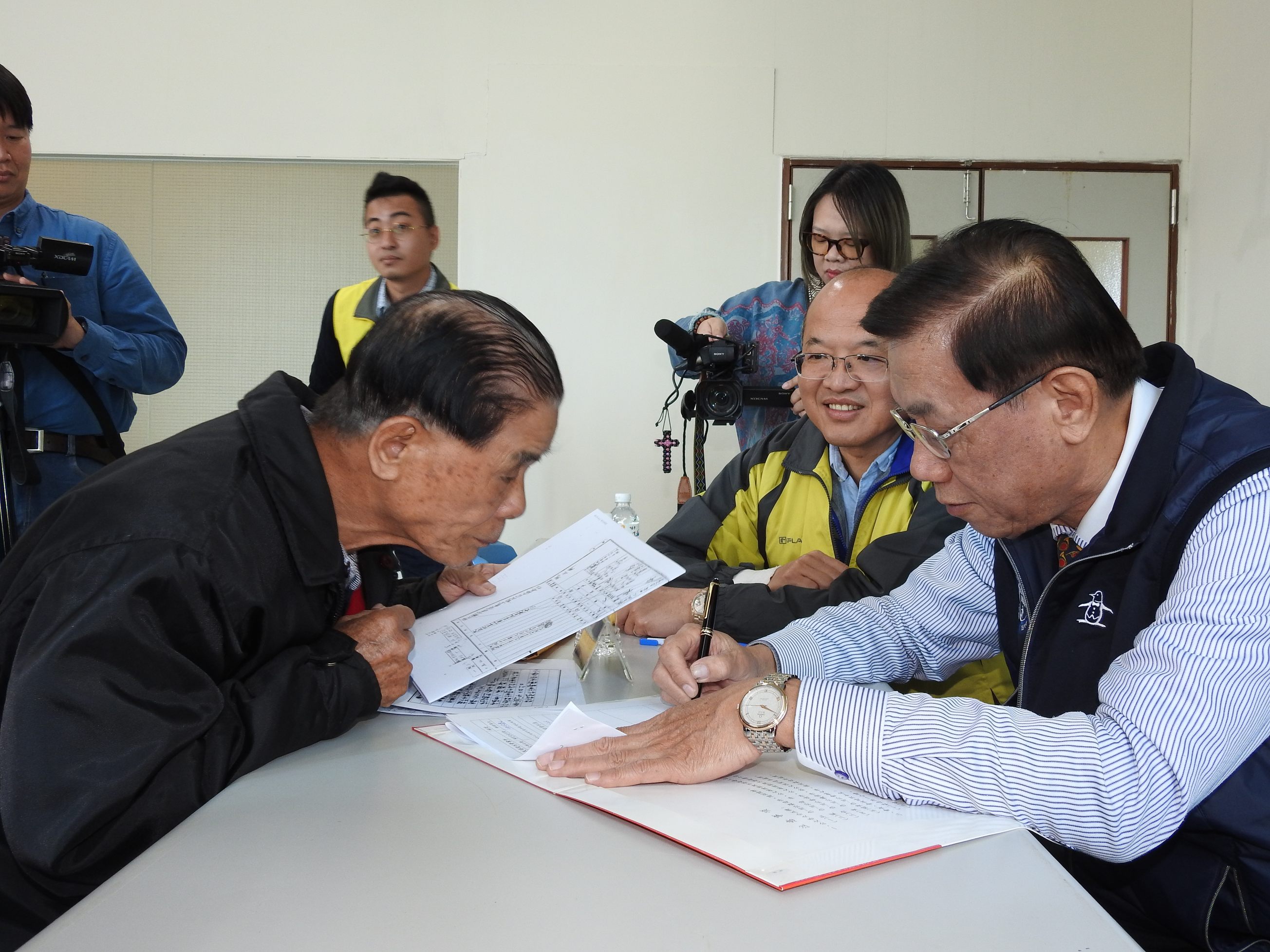 相關圖片2-水里鄉縣民時間 縣長服務一人「嘛歡喜」