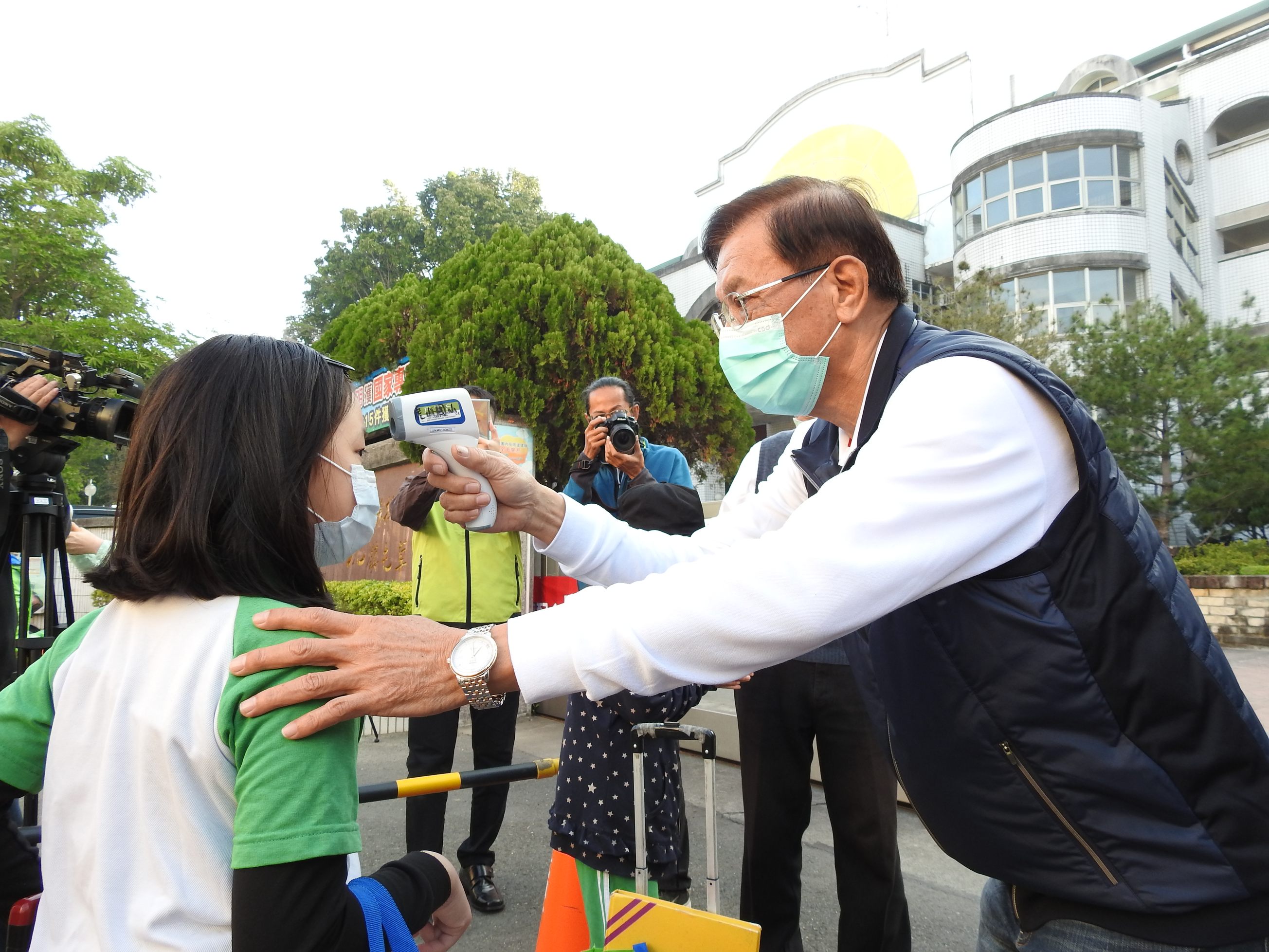 圖片-開學日 縣長幫學童量額溫 教學正確洗手步驟