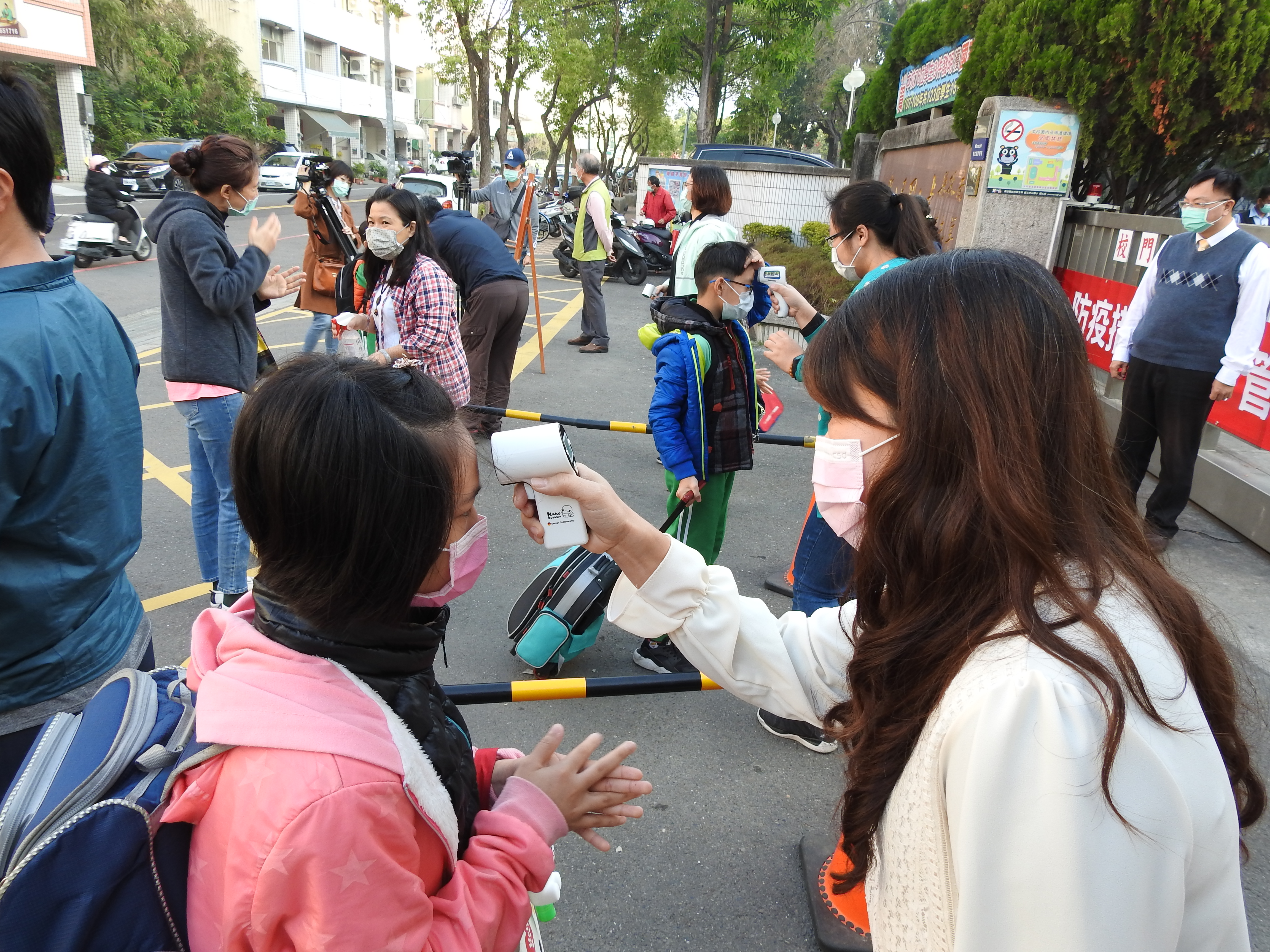 相關圖片1-開學日 縣長幫學童量額溫 教學正確洗手步驟