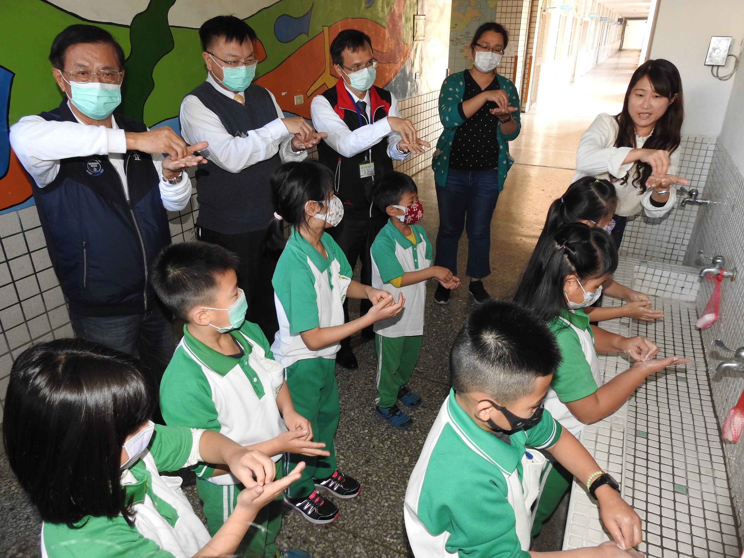 相關圖片2-開學日 縣長幫學童量額溫 教學正確洗手步驟