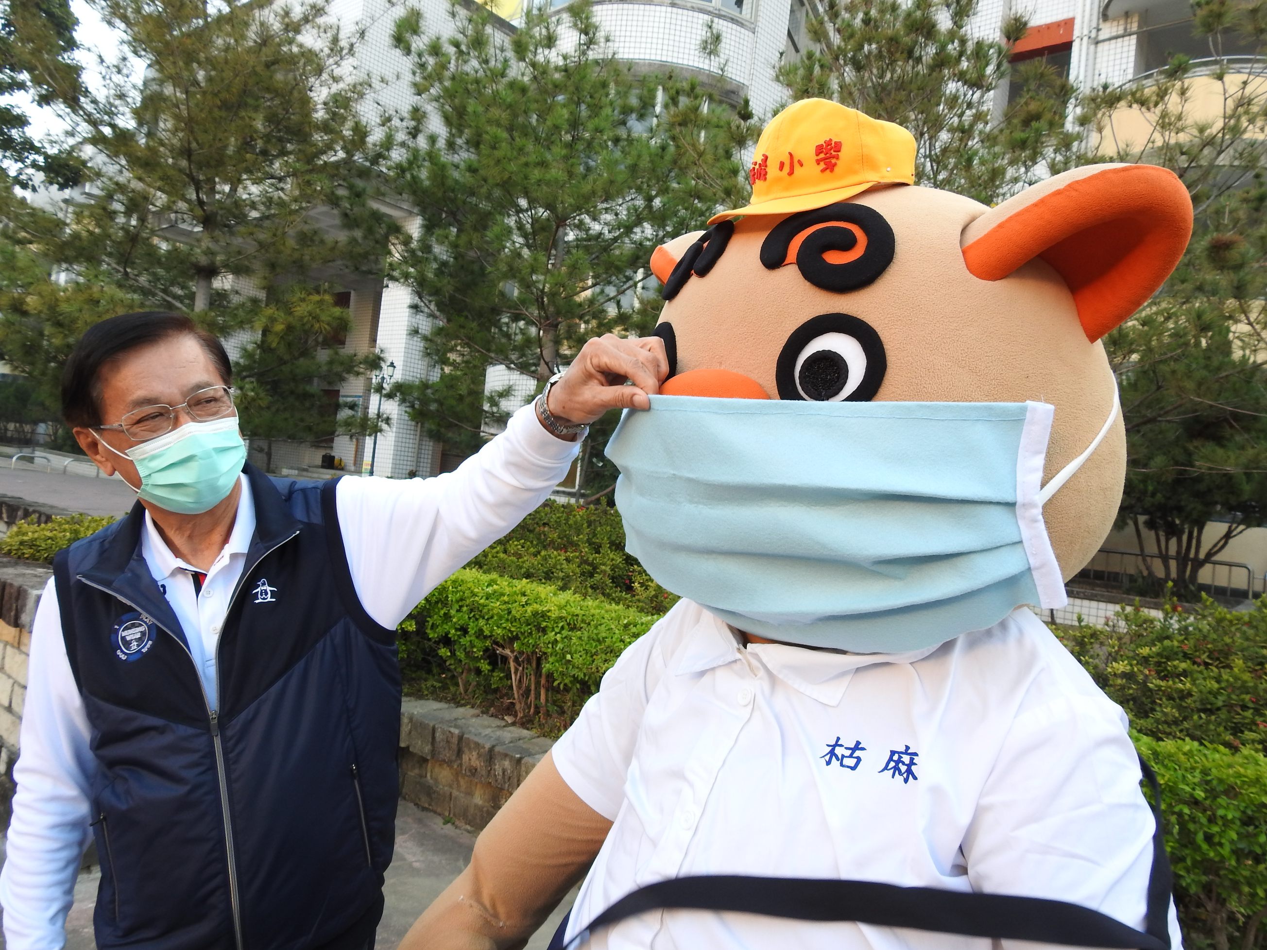 相關圖片4-開學日 縣長幫學童量額溫 教學正確洗手步驟