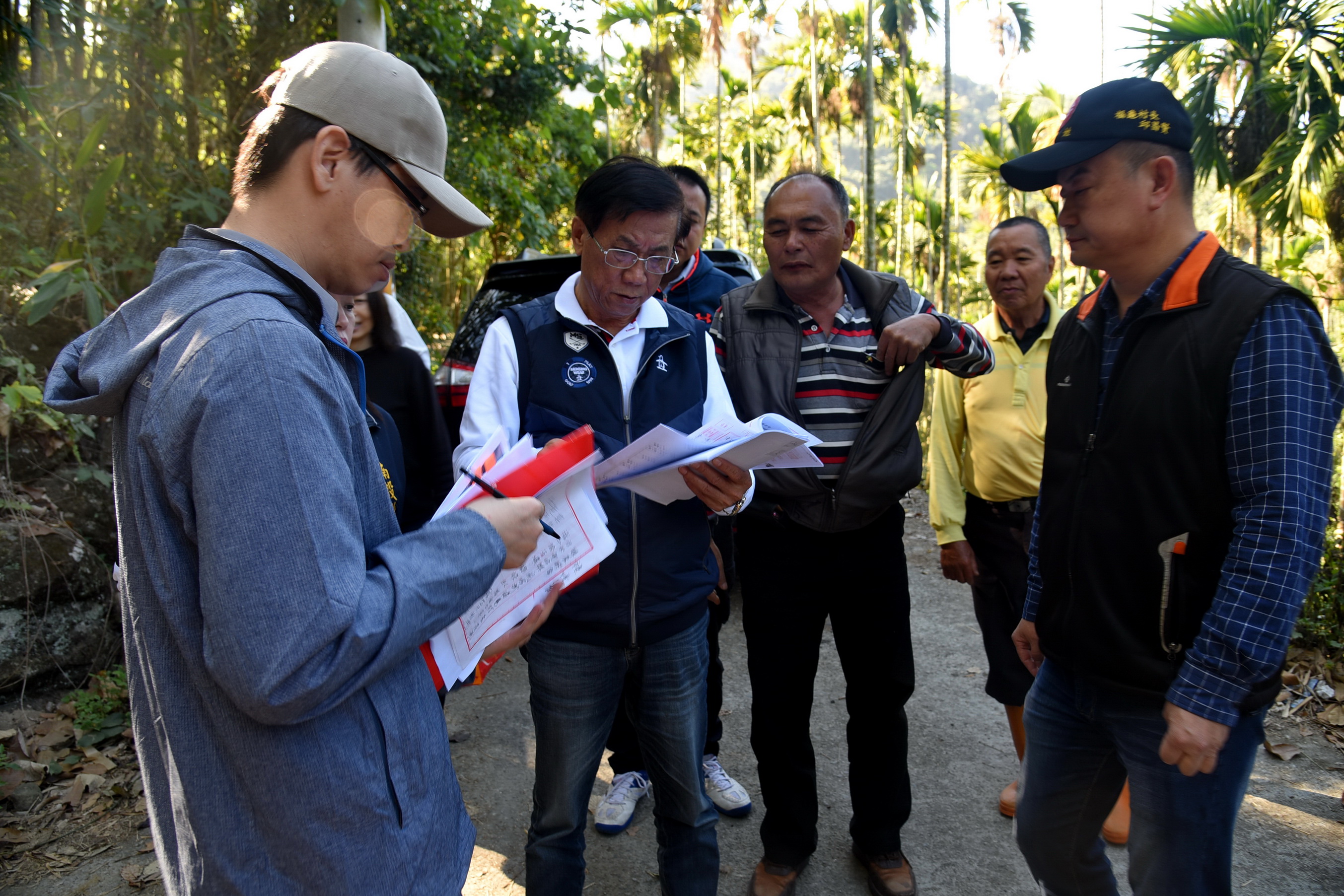 圖片-林縣長會勘改善國姓老舊危險農路及野溪
