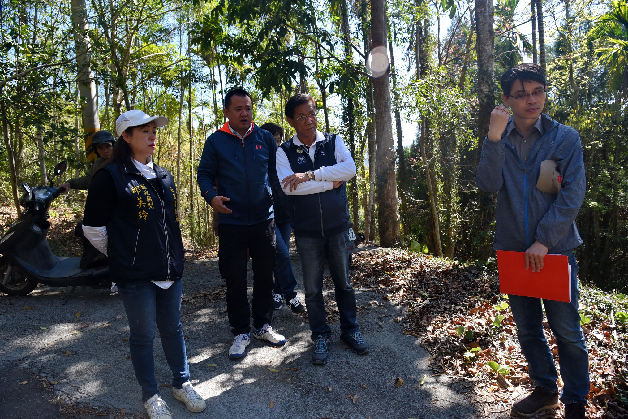 相關圖片2-林縣長會勘改善國姓老舊危險農路及野溪