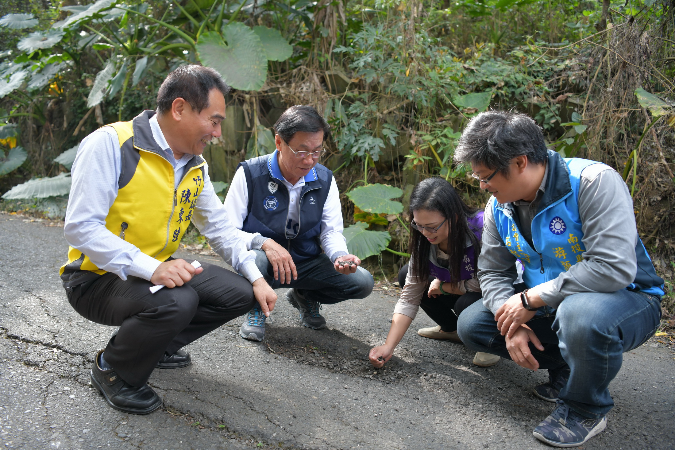 相關圖片1-縣長會勘竹山道路　將施工改善路況
