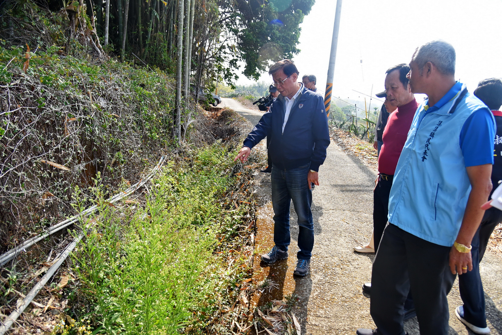 相關圖片2-林縣長會勘改善集集、魚池4農路