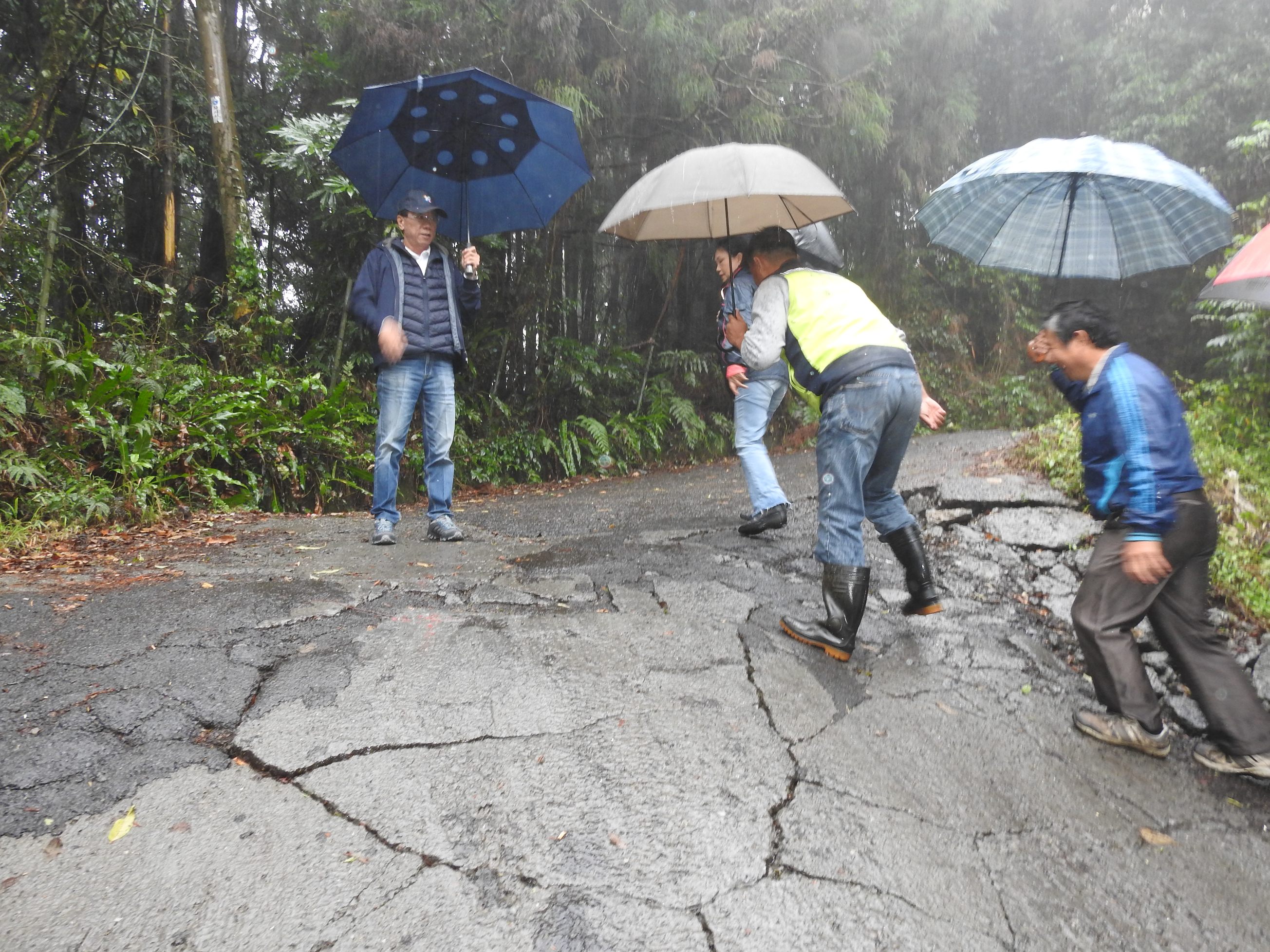 相關圖片1-仁愛鄉梅峰通都達農路地滑 縣長冒雨會勘改善