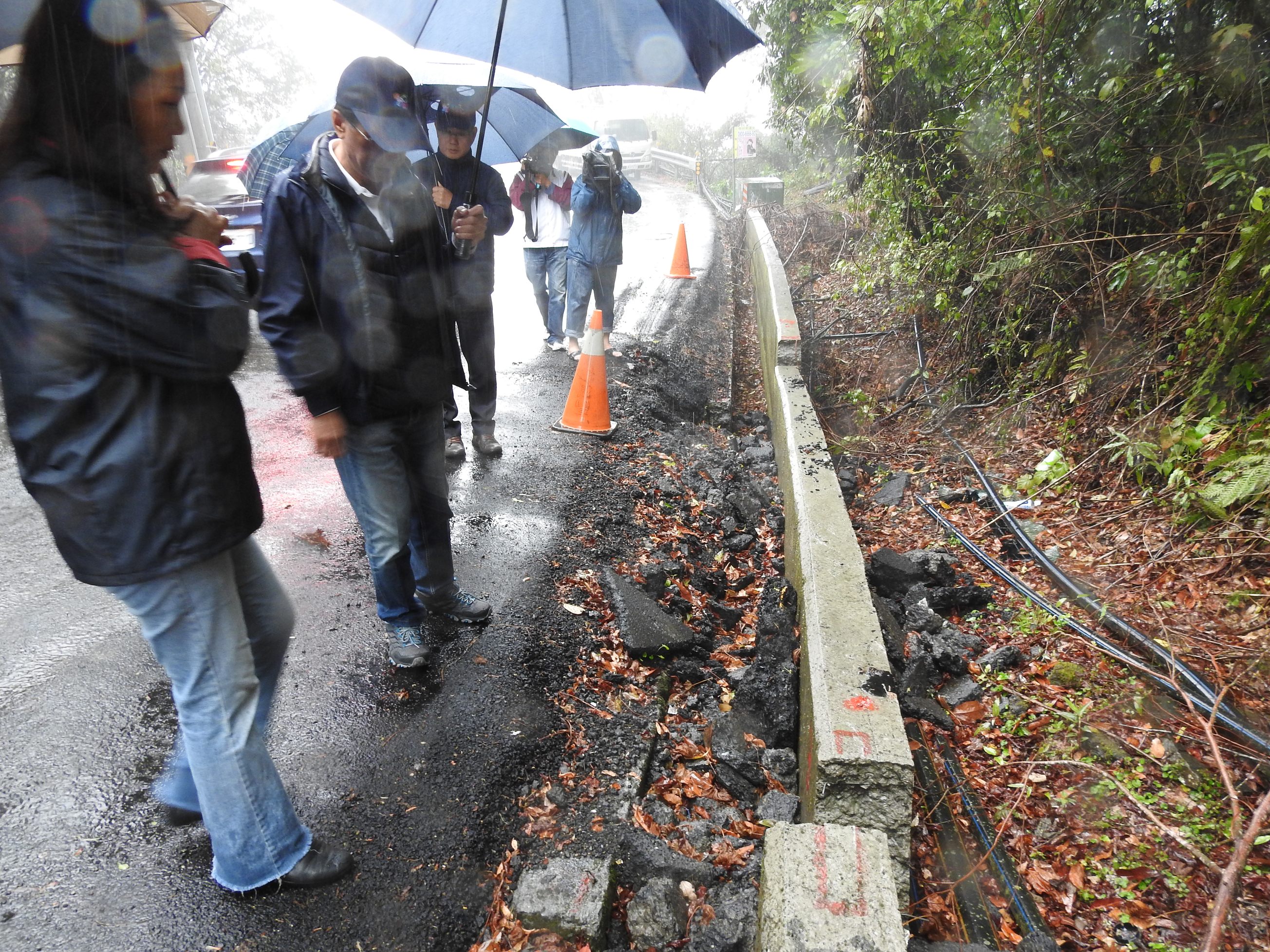 相關圖片3-仁愛鄉梅峰通都達農路地滑 縣長冒雨會勘改善