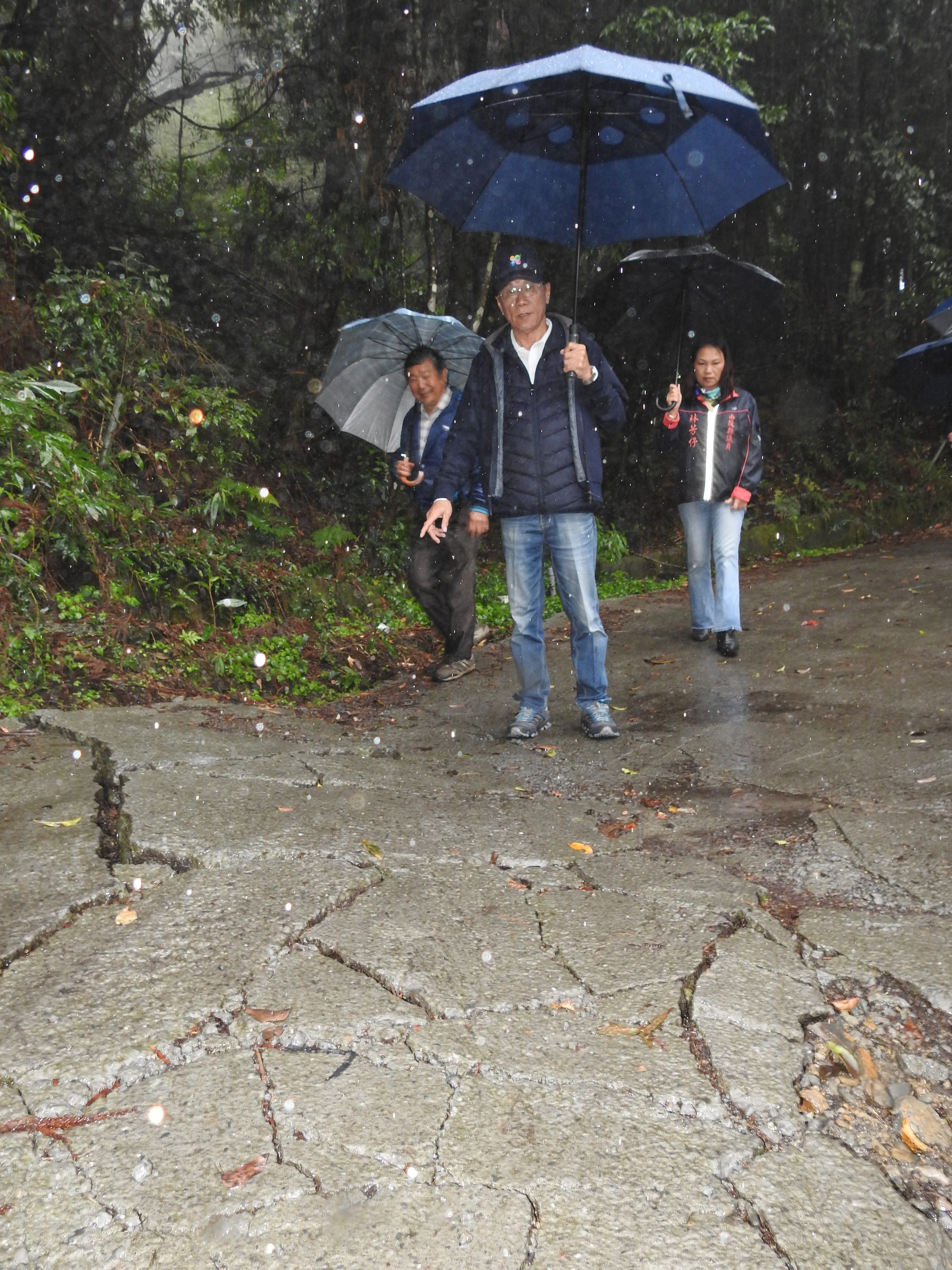 相關圖片4-仁愛鄉梅峰通都達農路地滑 縣長冒雨會勘改善