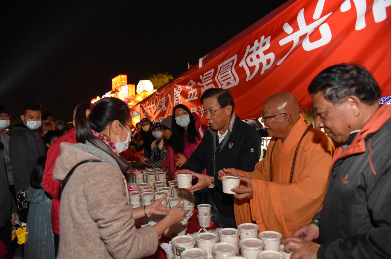 News images-Eating peace glutinous rice balls and watching firecrackers at the Nantou Lantern Festival (Feb. 8)