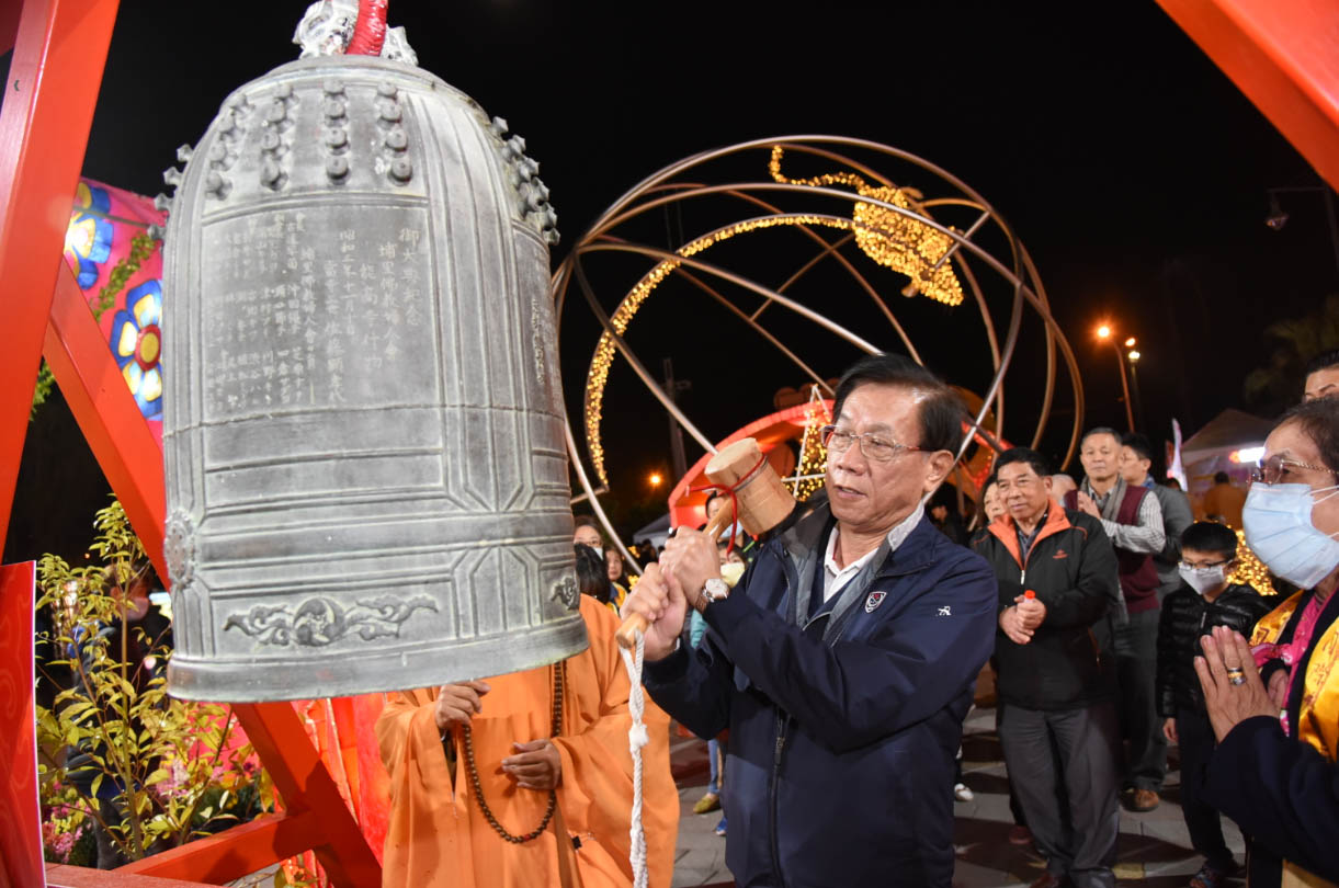 other image2-Eating peace glutinous rice balls and watching firecrackers at the Nantou Lantern Festival (Feb. 8)