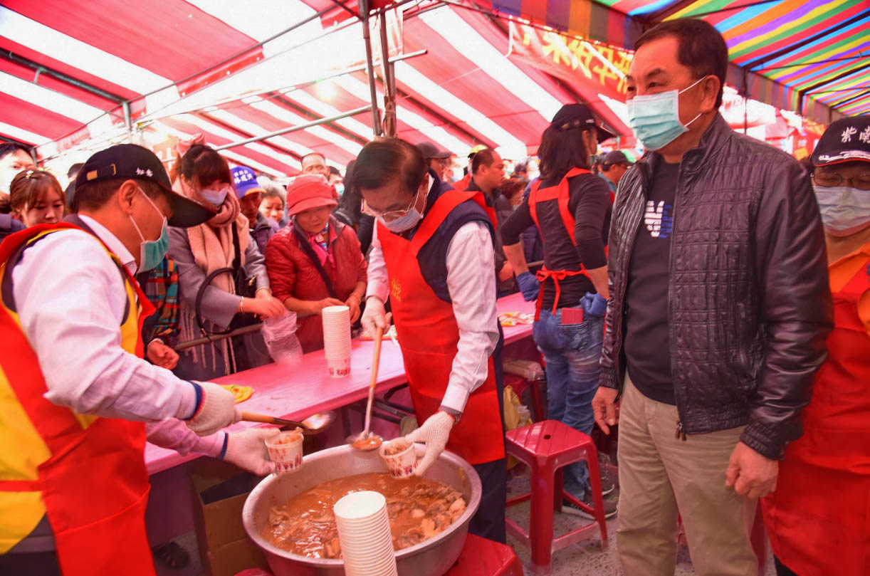 other image1-Zi Nan Temple Ding wine attracted 100,000 people to share the peace (Feb. 9)