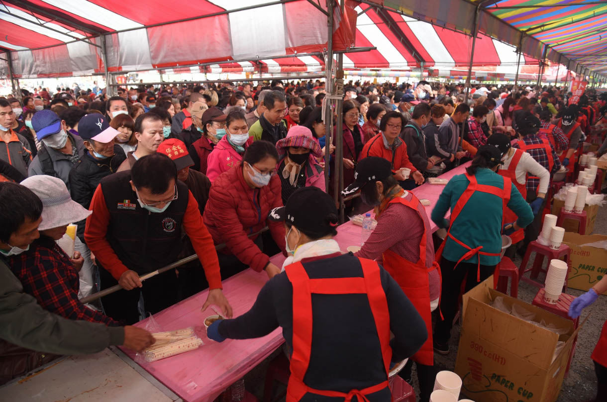 other image2-Zi Nan Temple Ding wine attracted 100,000 people to share the peace (Feb. 9)