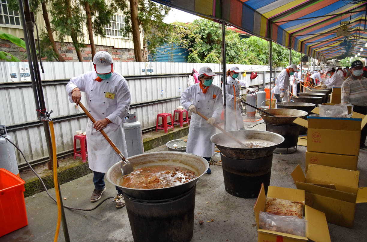 other image3-Zi Nan Temple Ding wine attracted 100,000 people to share the peace (Feb. 9)