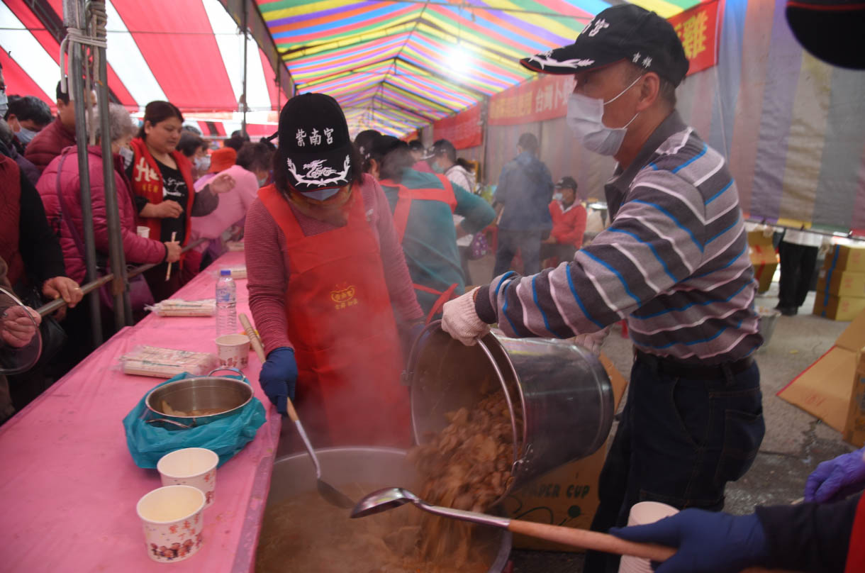 other image4-Zi Nan Temple Ding wine attracted 100,000 people to share the peace (Feb. 9)