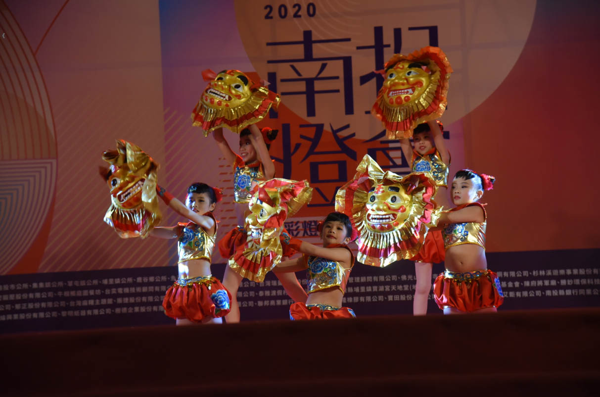 other image4-Glamourous lanterns and an exhilarating fire dance attracted 4 million visitors in 21 days to Nantou Lantern Festival (Feb. 9)